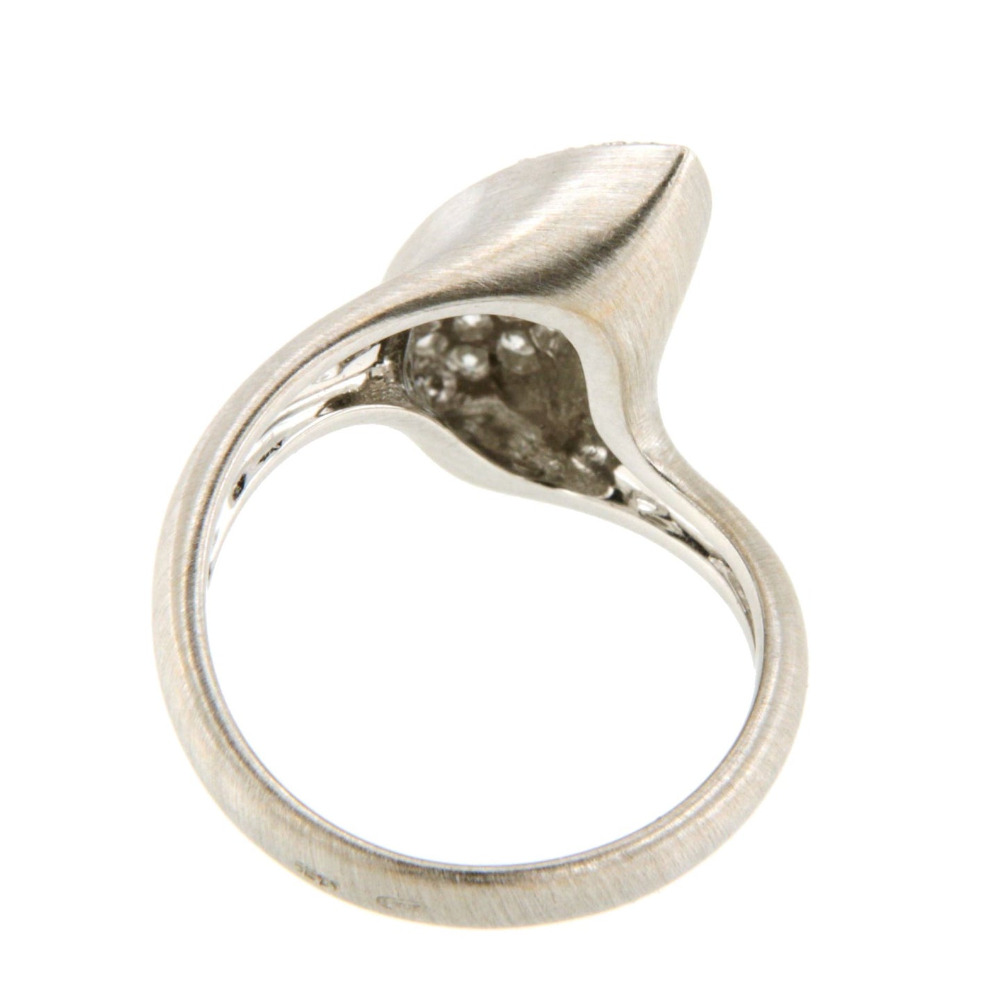 Anillo BRUNETE de oro blanco o rosa de 18 ktes con brillantes.