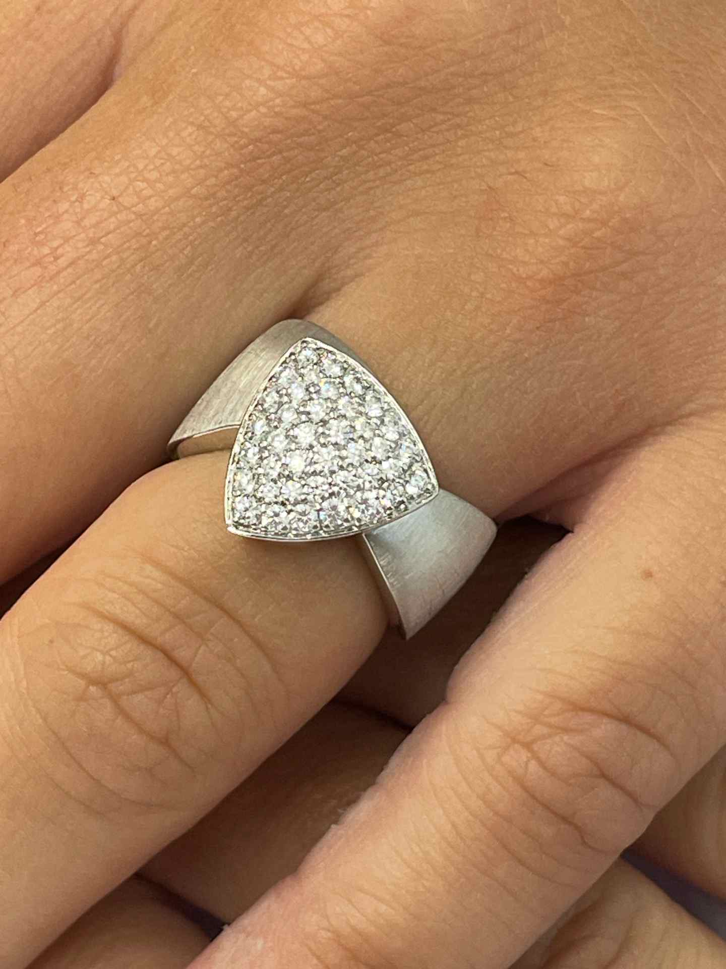 MAJADAHONDA ring in 18k white gold with diamonds.