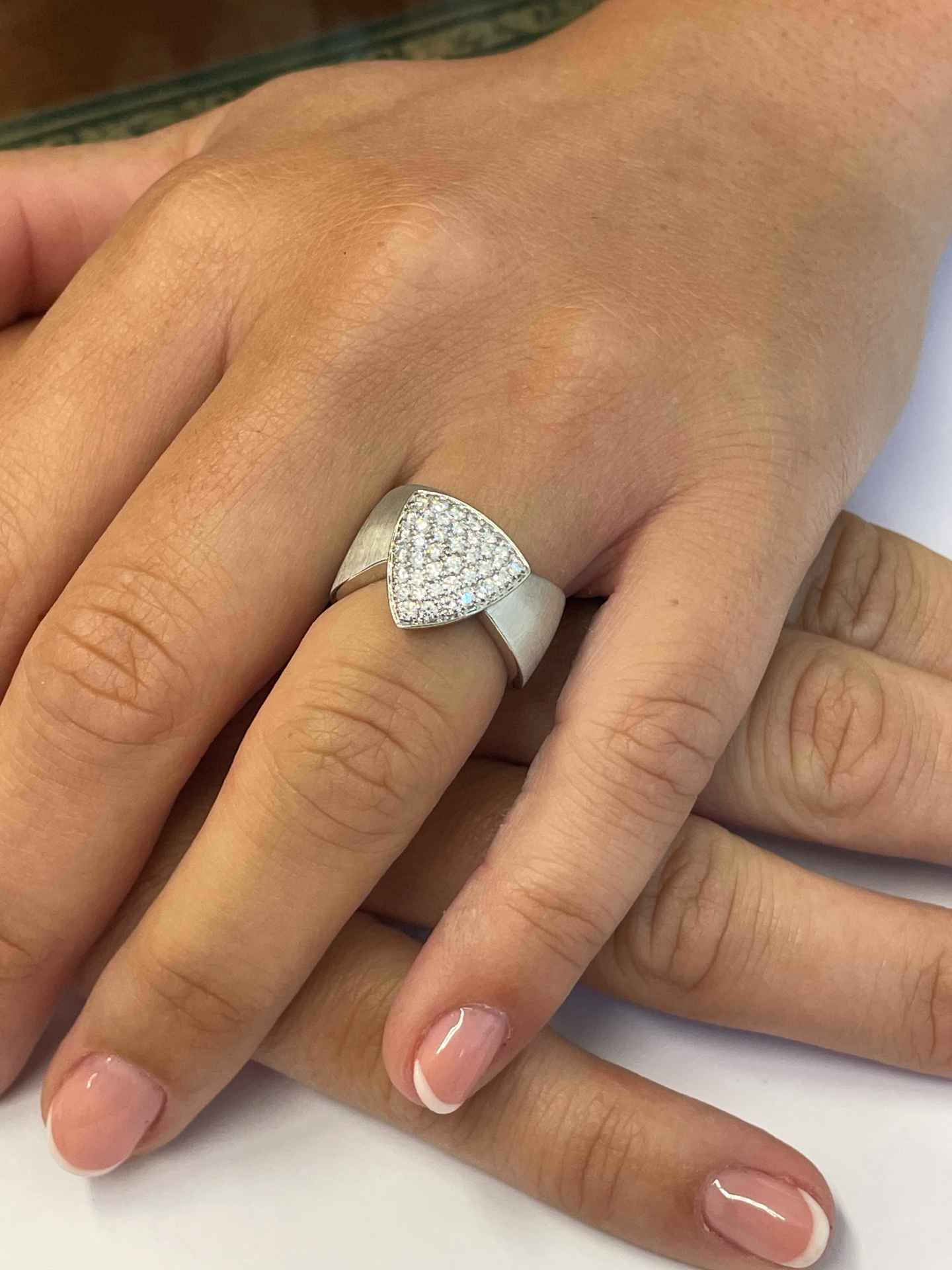 MAJADAHONDA ring in 18k white gold with diamonds.