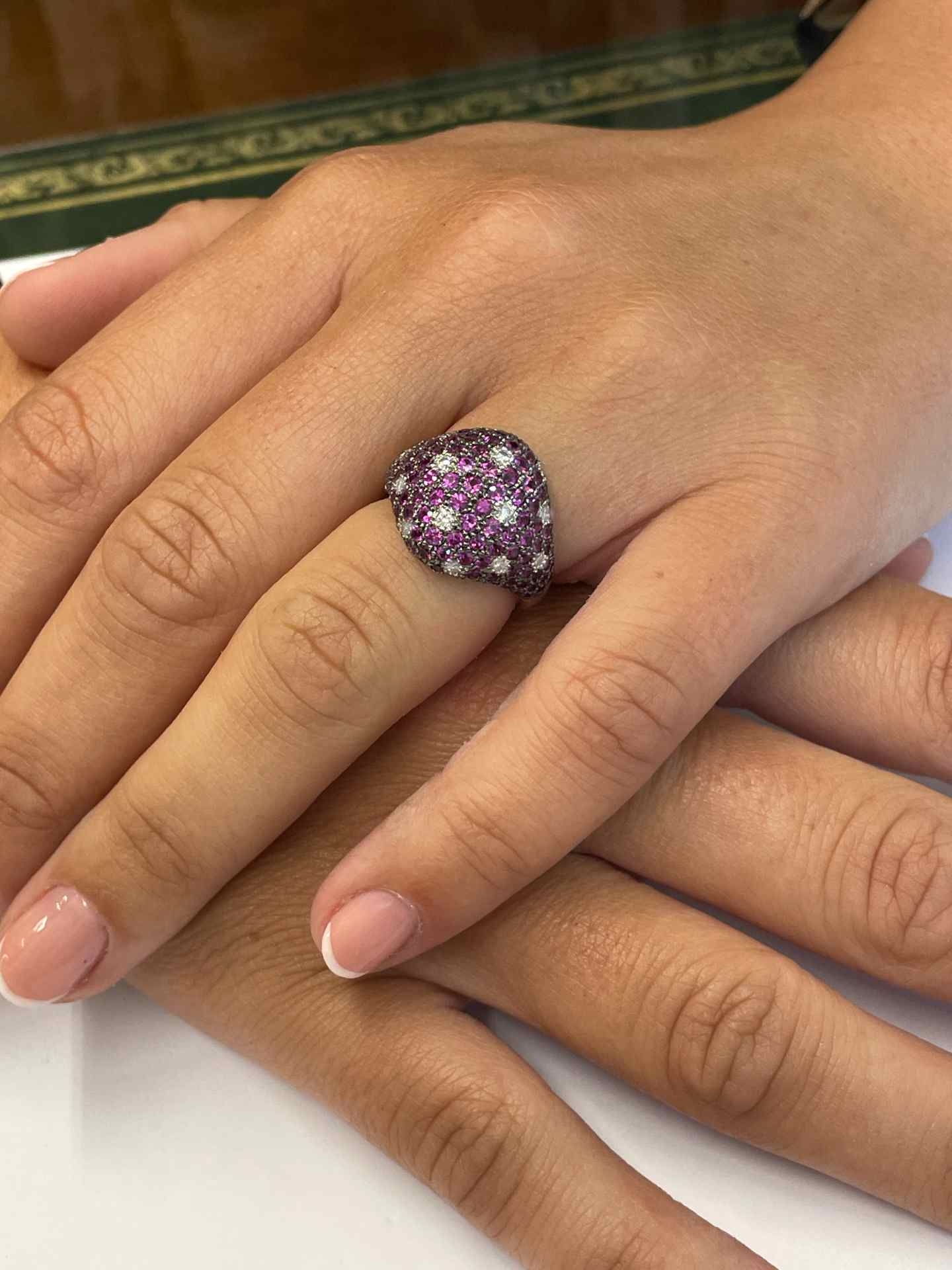 Anillo GETAFE en oro blanco 18 kilates con rubies y brillantes.