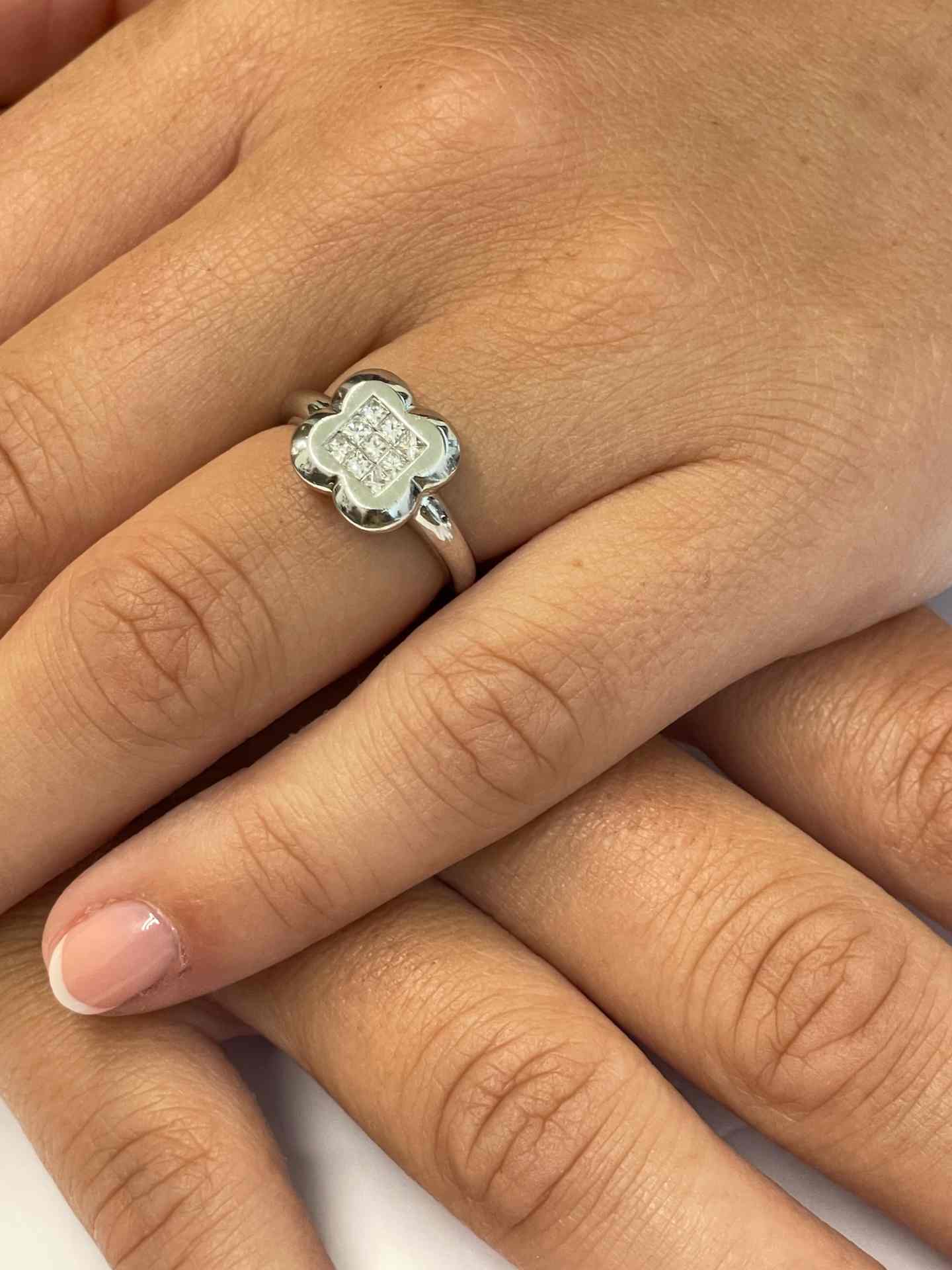 GUADARRAMA ring in 18k white gold with princess diamonds.