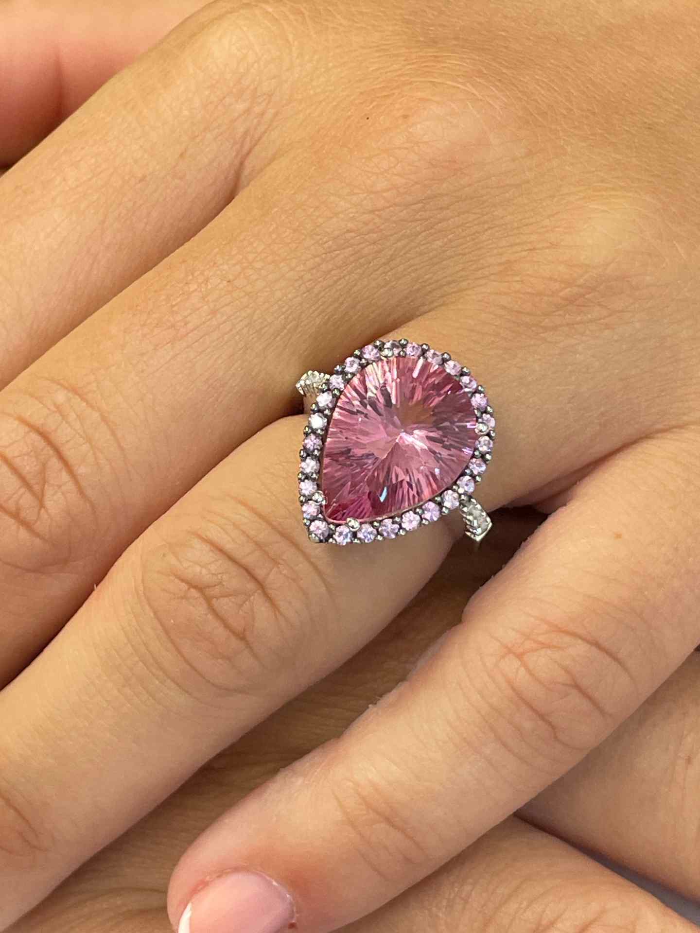 Anillo ABADES morganita con brillante y zafiros rosas en oro blanco 18 ktes