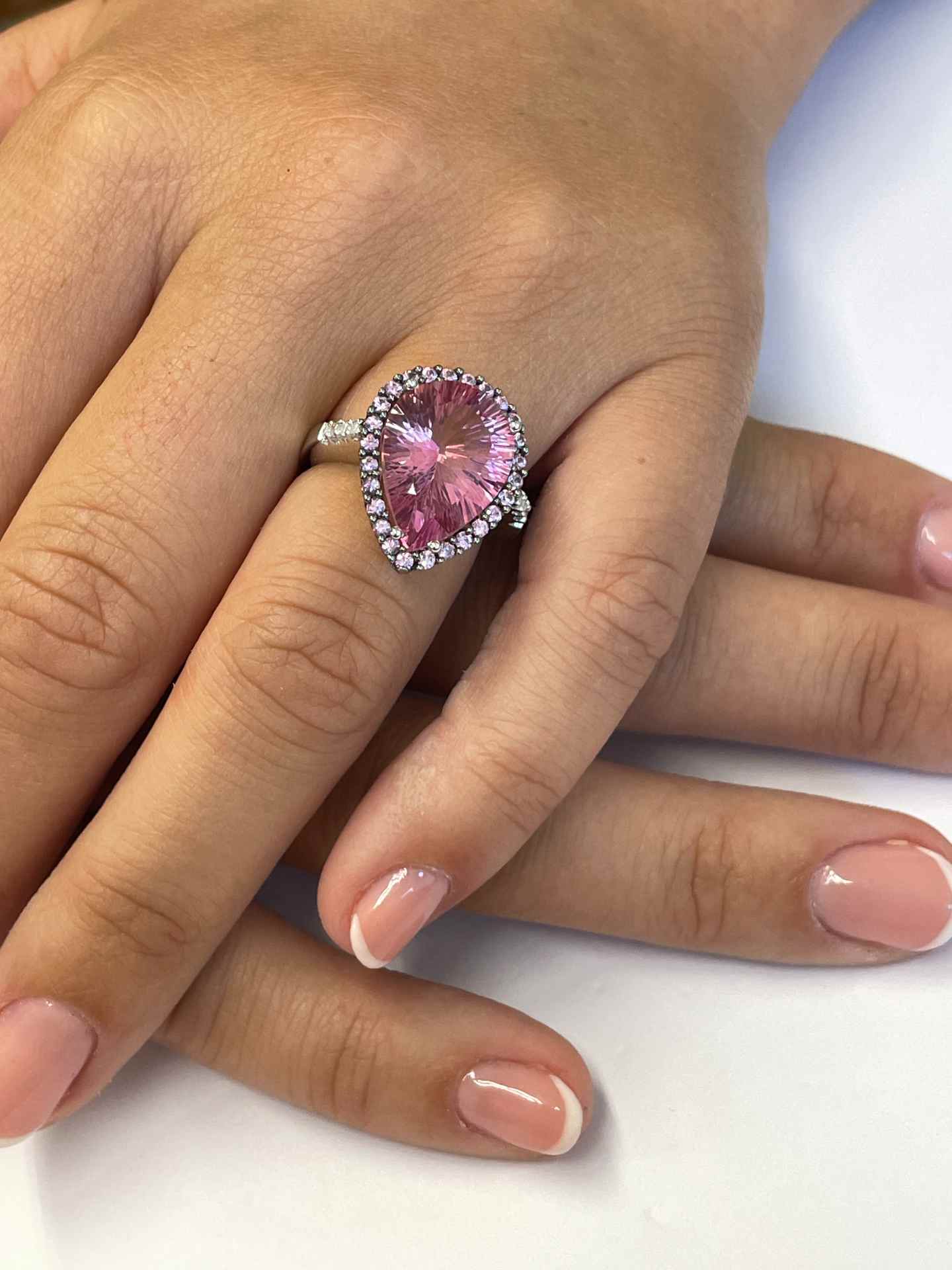Anillo ABADES morganita con brillante y zafiros rosas en oro blanco 18 ktes