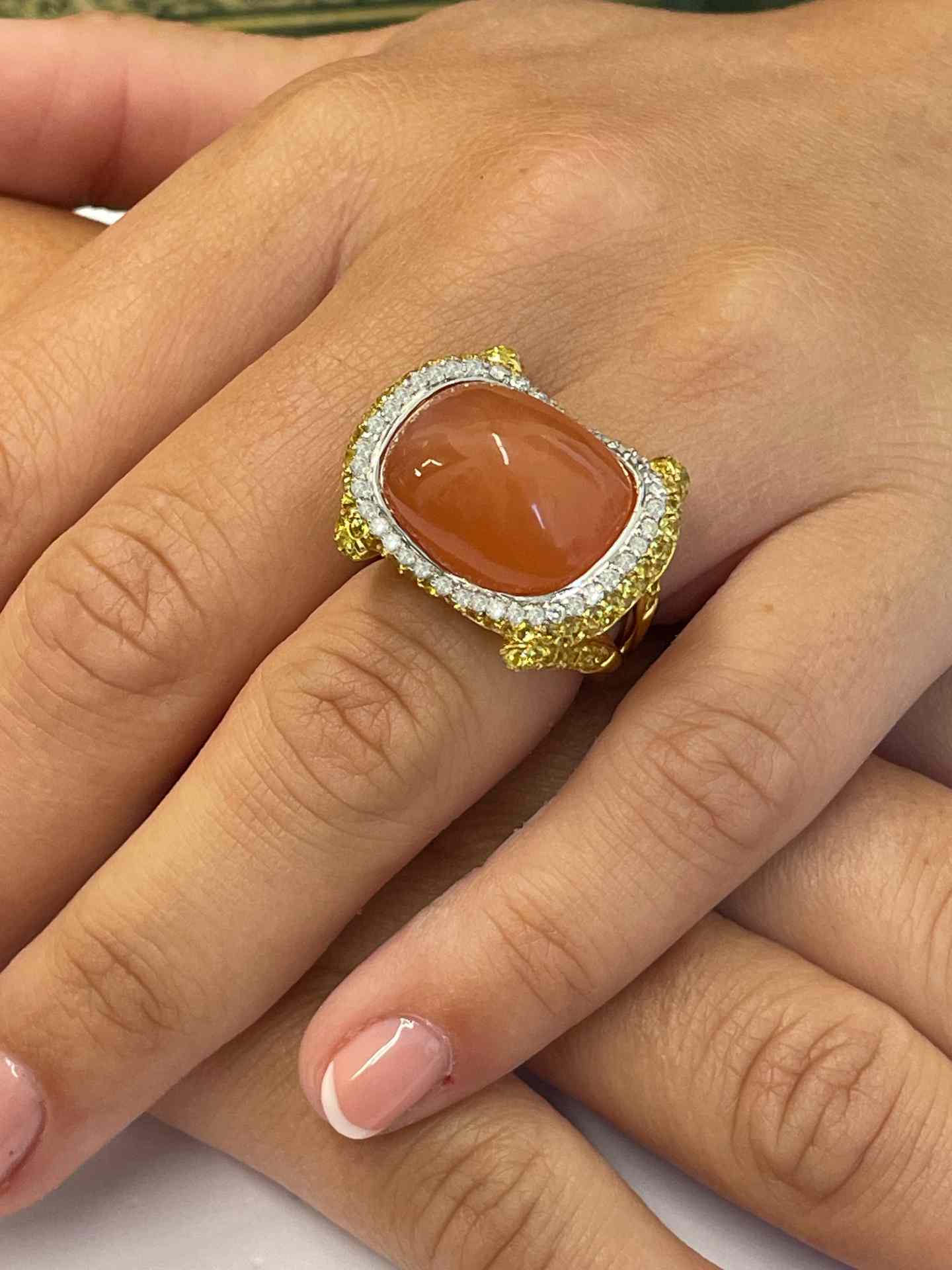 Anillo ANAYA opalo naranja con brillante y zafiros amarillos en oro 18 ktes