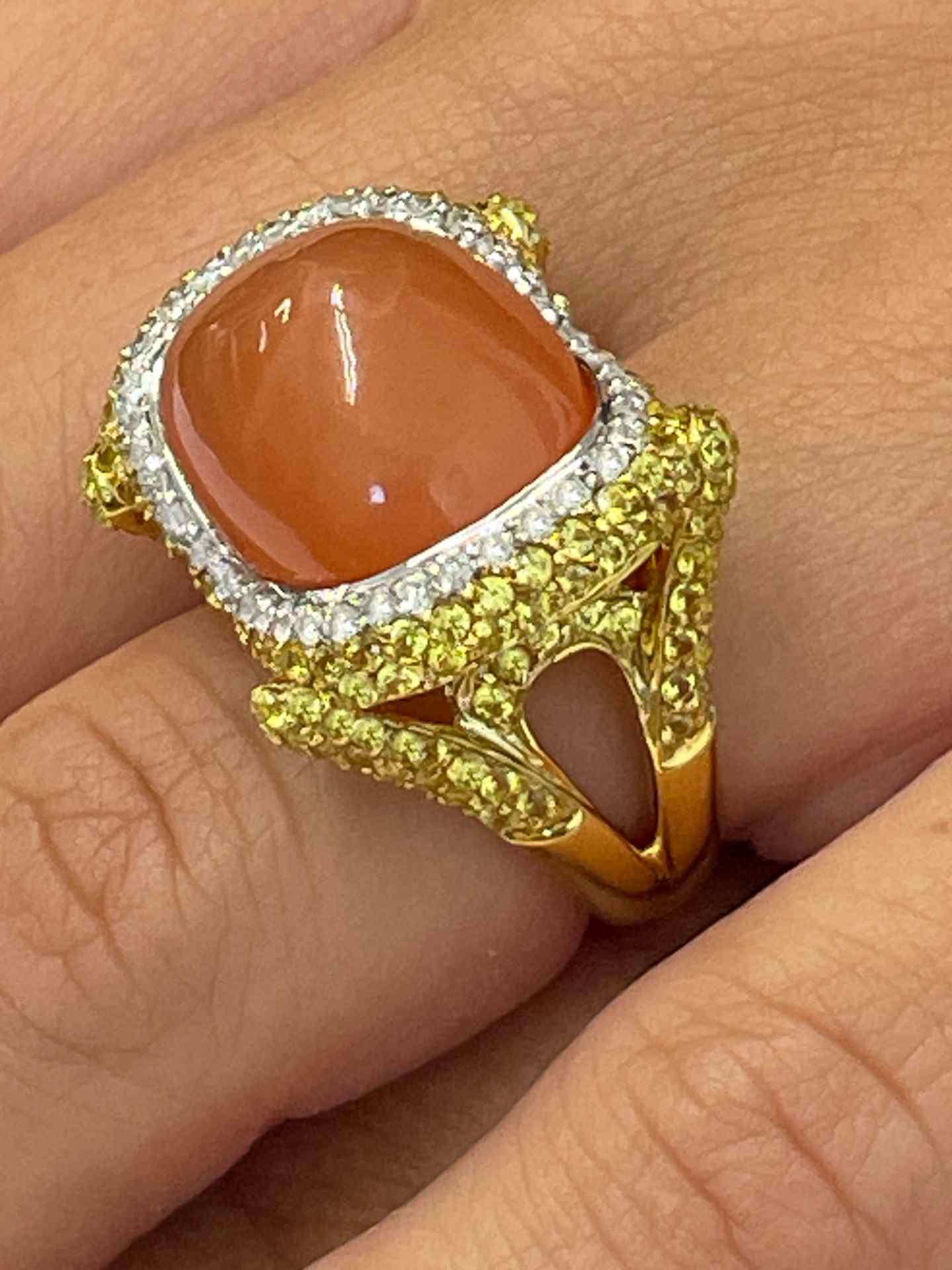 Anillo ANAYA opalo naranja con brillante y zafiros amarillos en oro 18 ktes