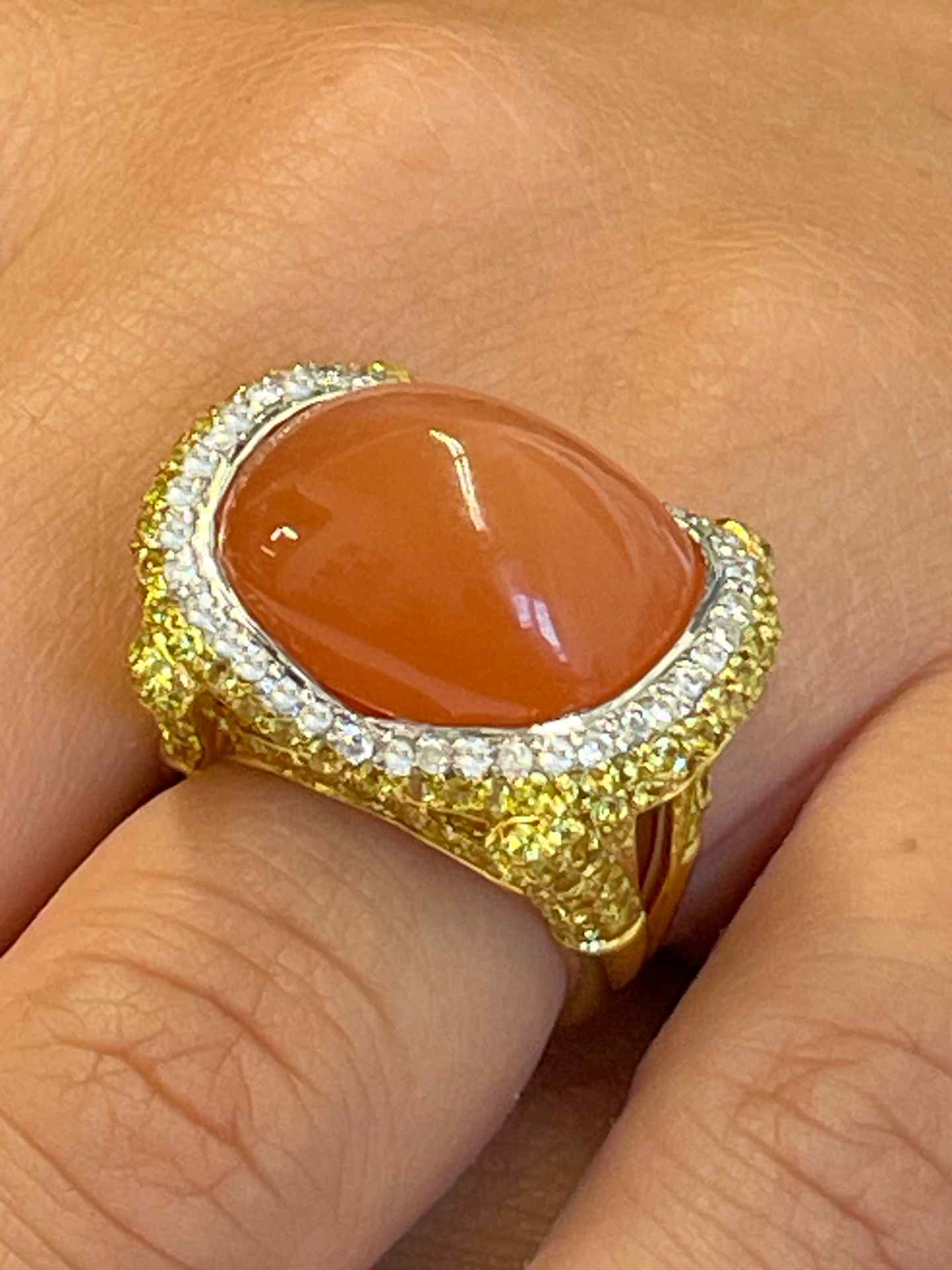 Anillo ANAYA opalo naranja con brillante y zafiros amarillos en oro 18 ktes