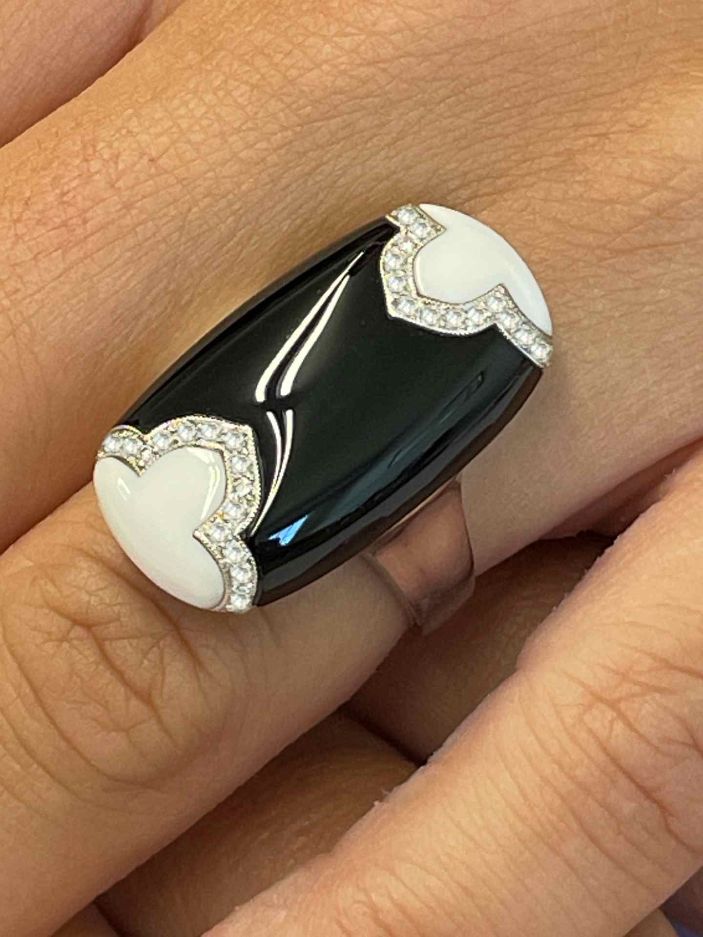 ENCINILLA ring with onyx, white agate and diamonds in 18-karat white gold.