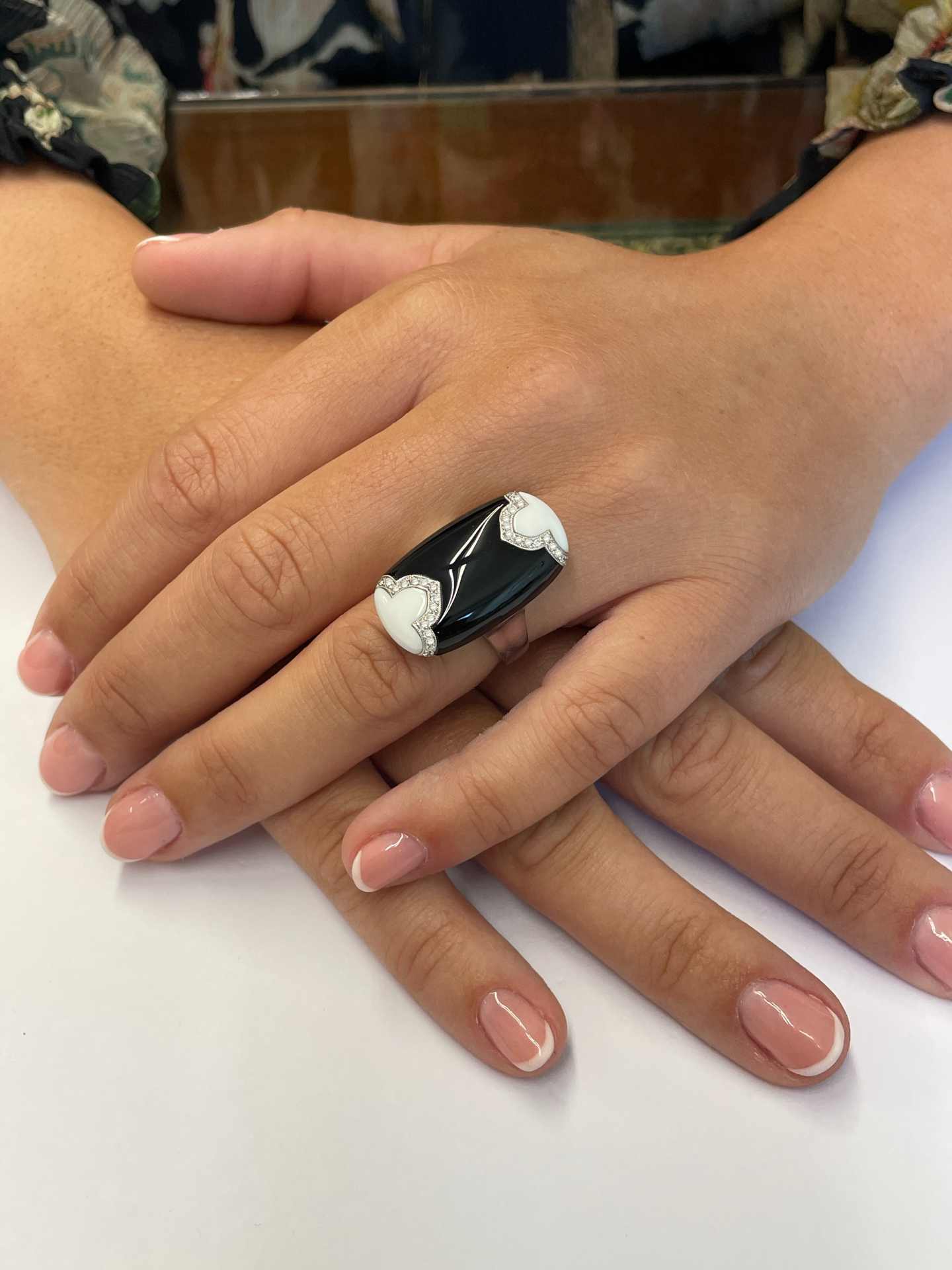 ENCINILLA ring with onyx, white agate and diamonds in 18-karat white gold.