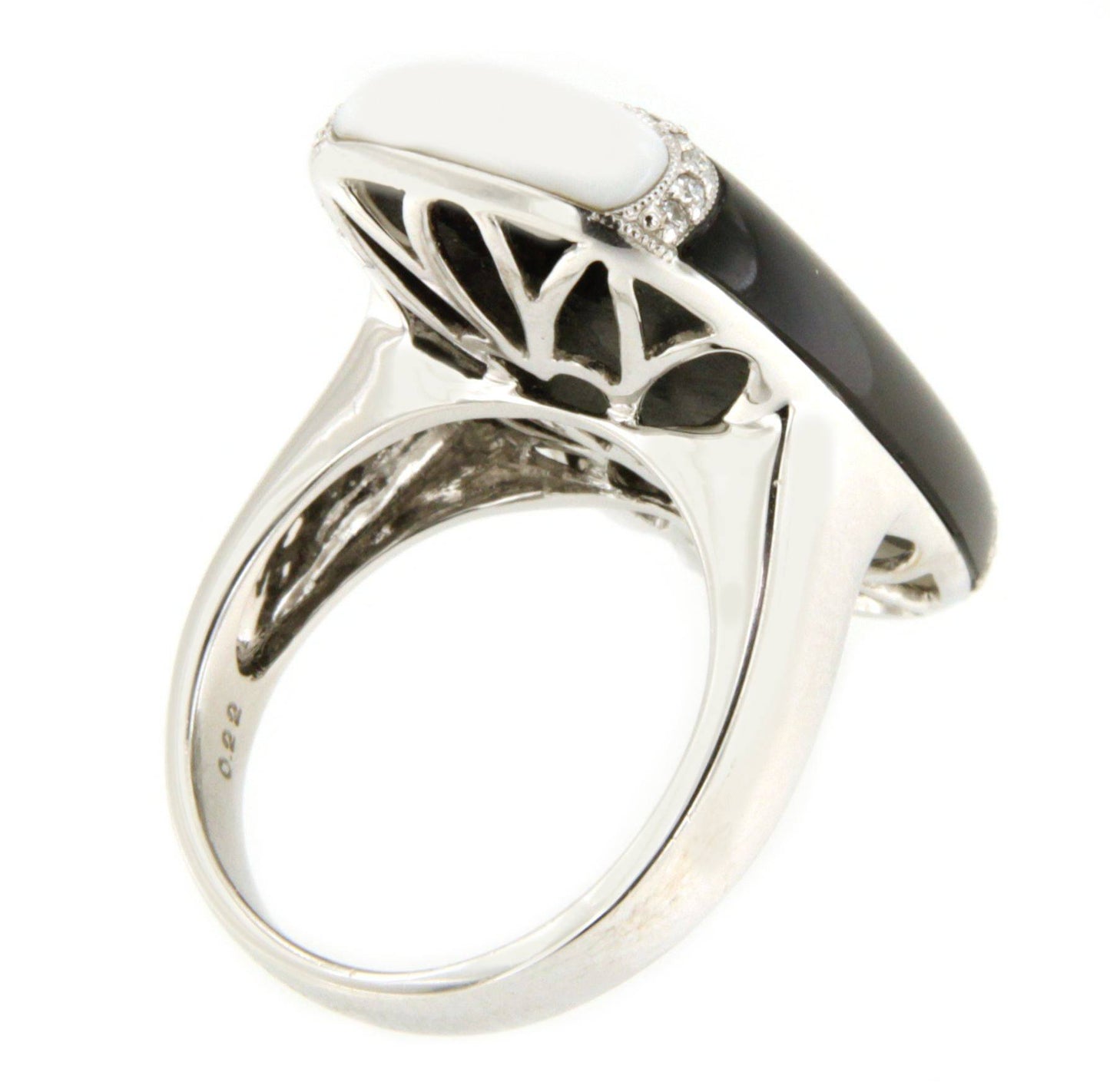 ENCINILLA ring with onyx, white agate and diamonds in 18-karat white gold.
