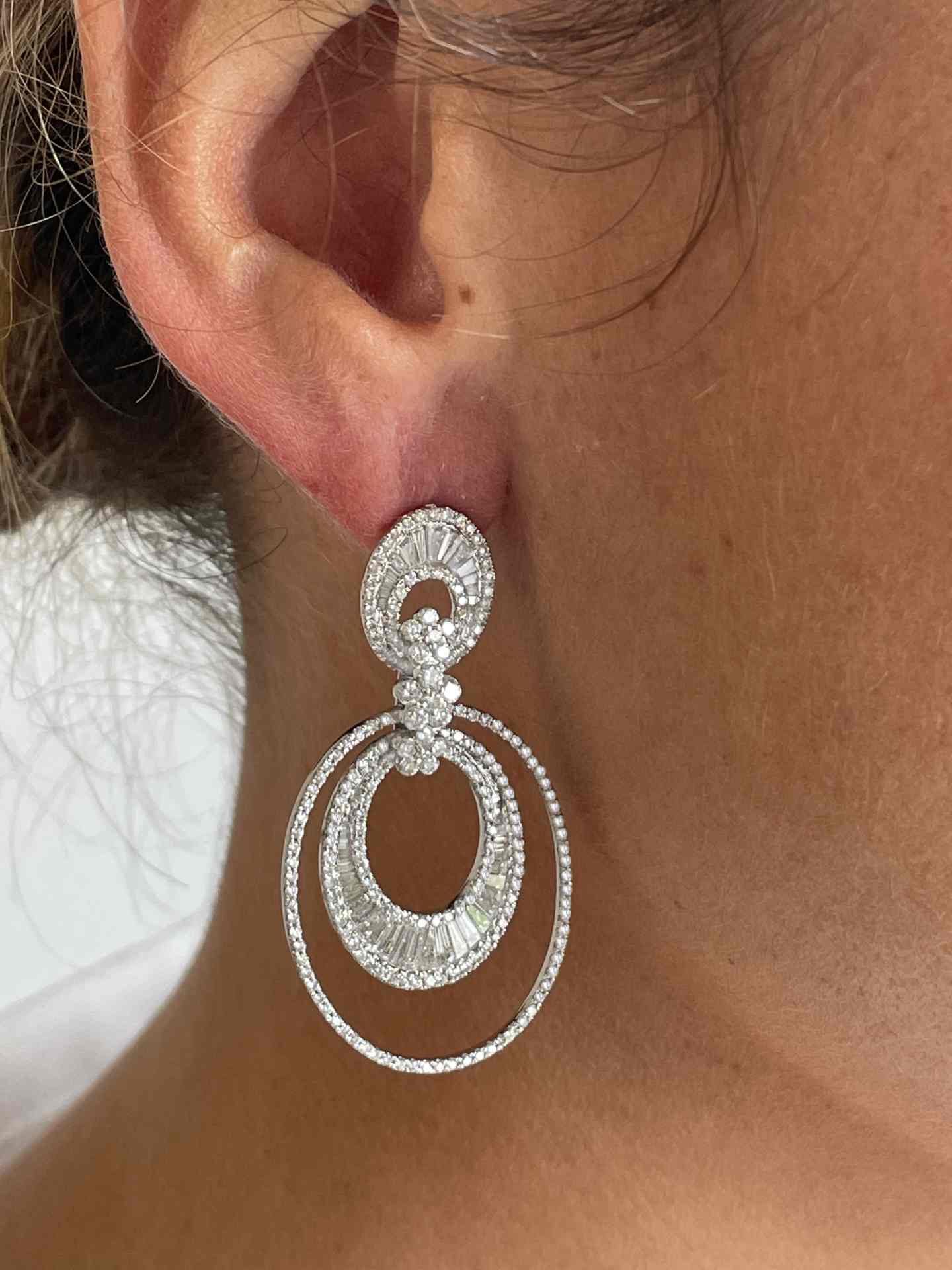 Owl earring in white gold with diamonds and large hoops