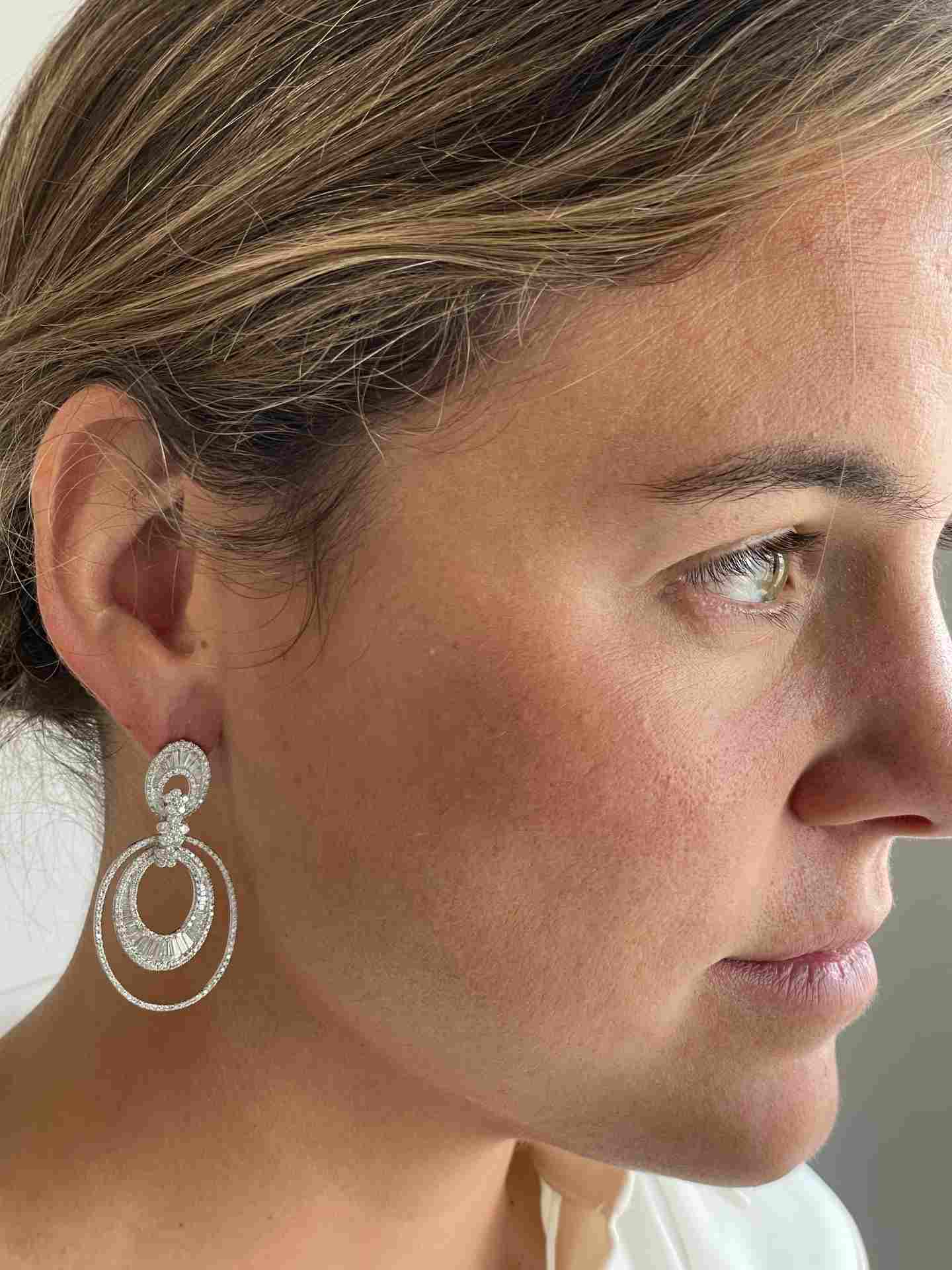 Owl earring in white gold with diamonds and large hoops