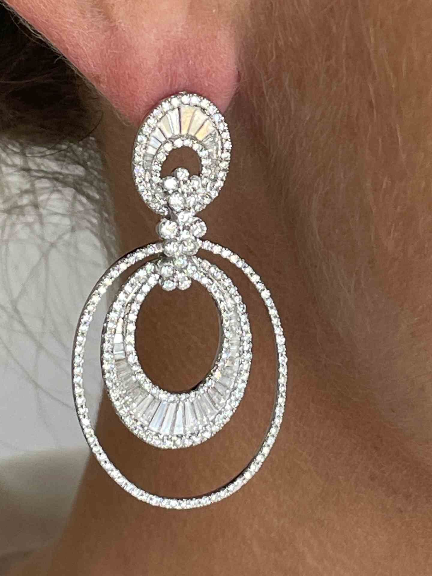 Owl earring in white gold with diamonds and large hoops
