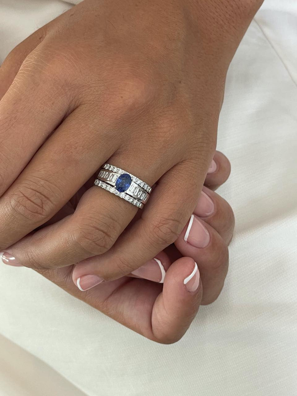 Anillo PELEGRINO oro blanco 18 ktes con brillantes, esmeralda o zafiro