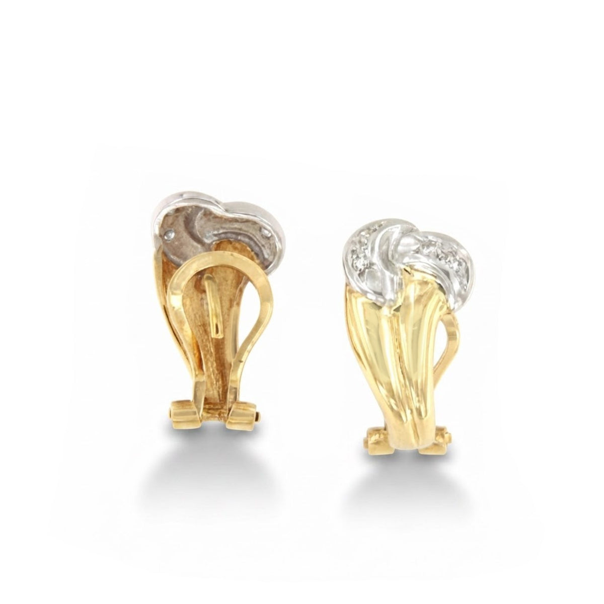 PEUMO short earrings in 18-karat yellow gold and diamonds.