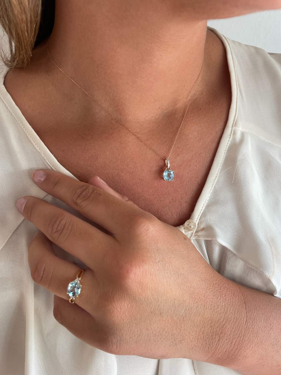 Colgante CUPULA en oro rosa 14 ktes con brillantes y topacio azul