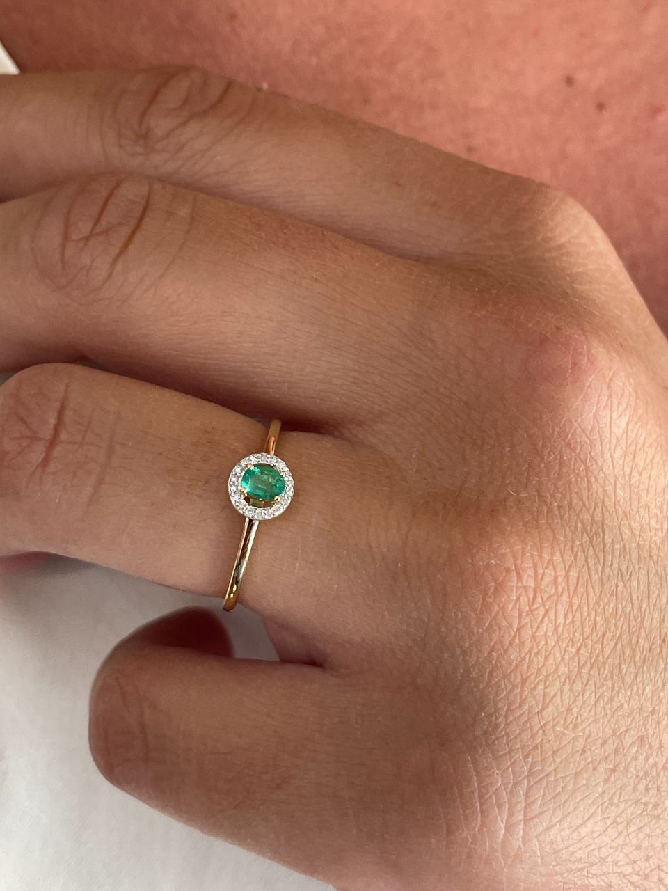 Anillo ABUJA con esmeralda y brillantes en oro amarillo y blanco de 14 ktes.