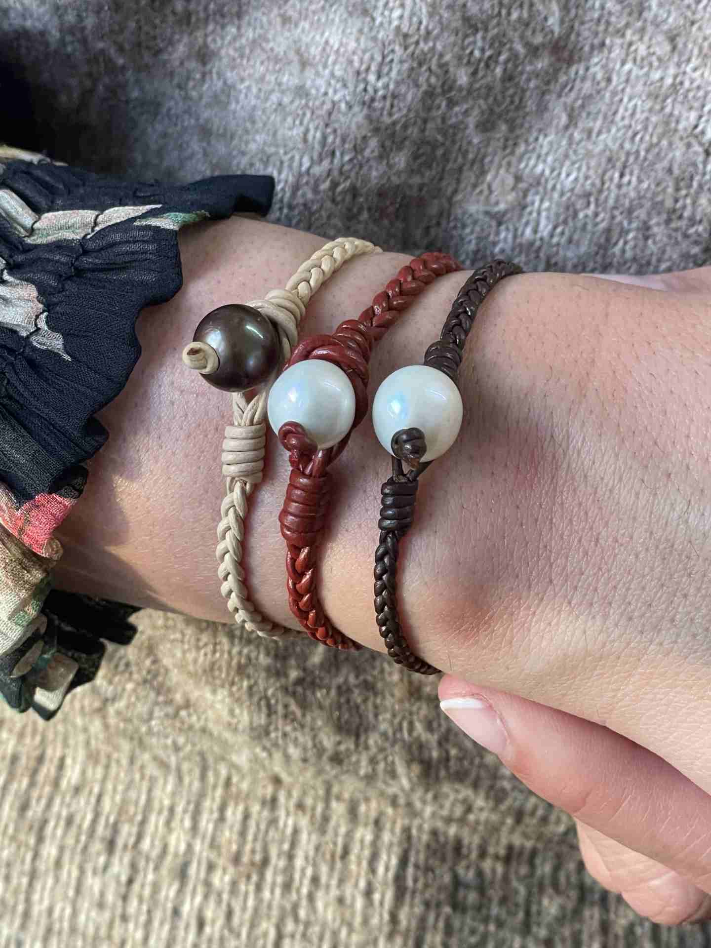 Pulsera CABO con cuero en diferentes colores y perla Indonesia