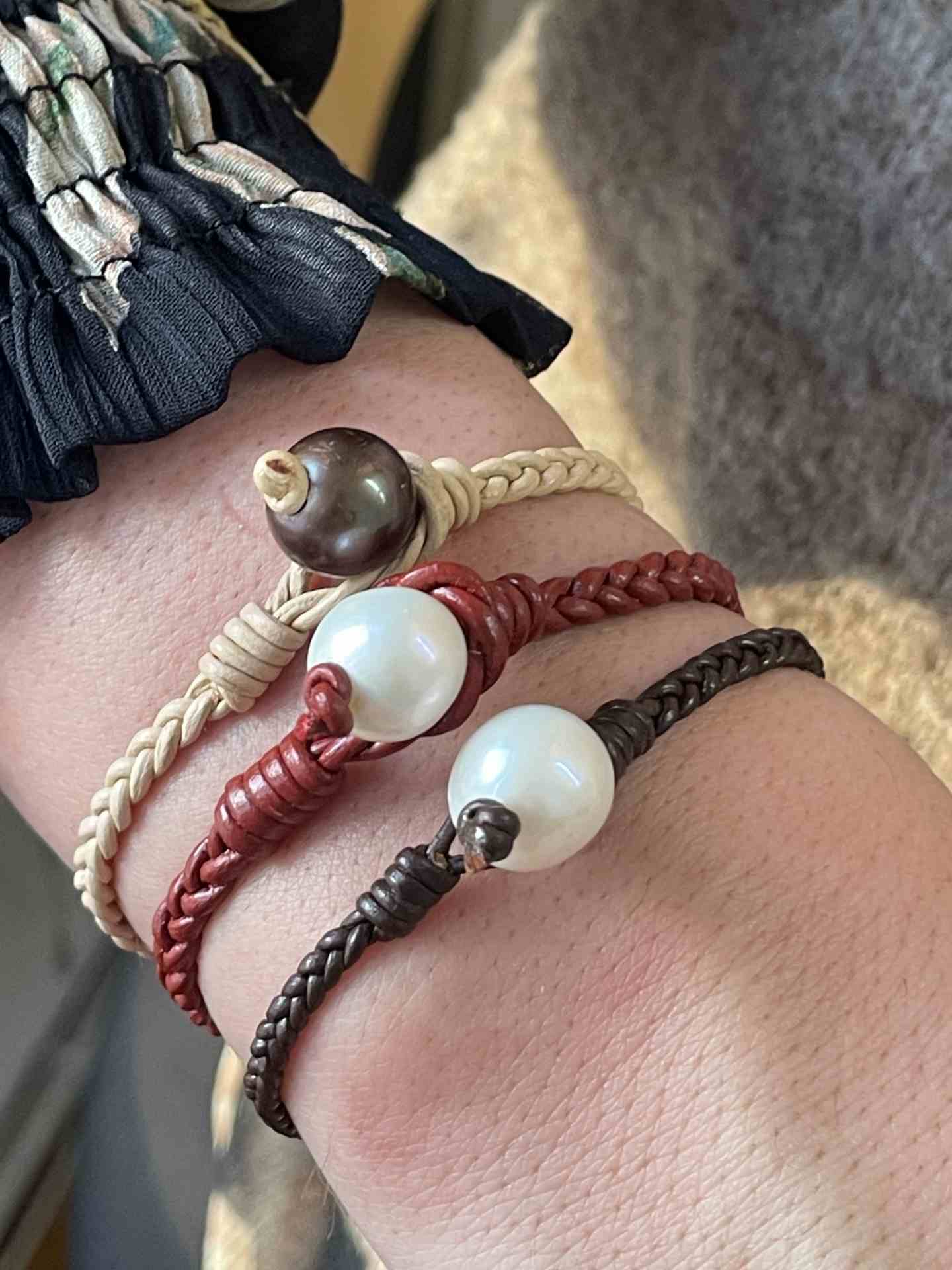 Pulsera CABO con cuero en diferentes colores y perla Indonesia