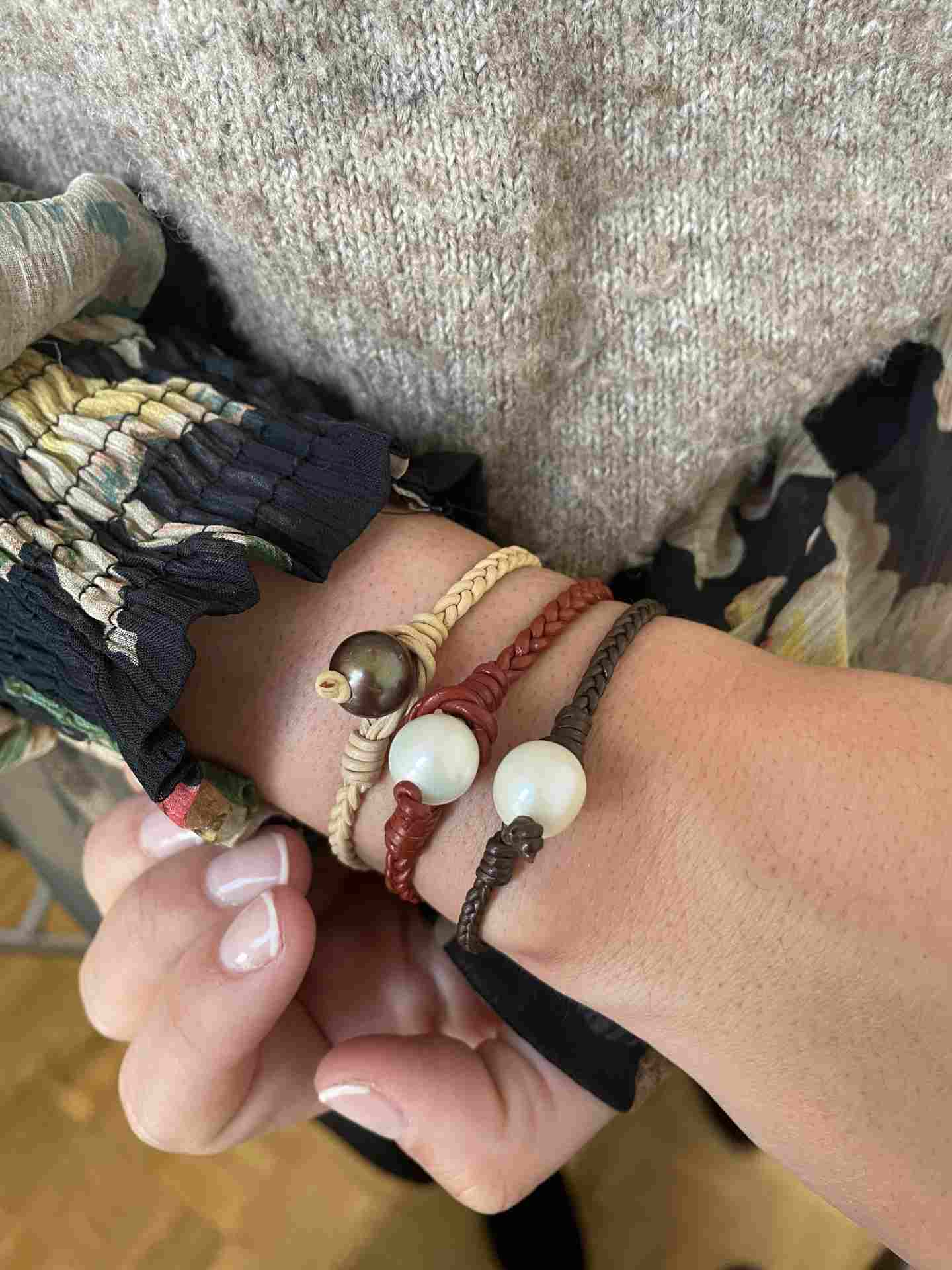 Pulsera CABO con cuero en diferentes colores y perla Indonesia