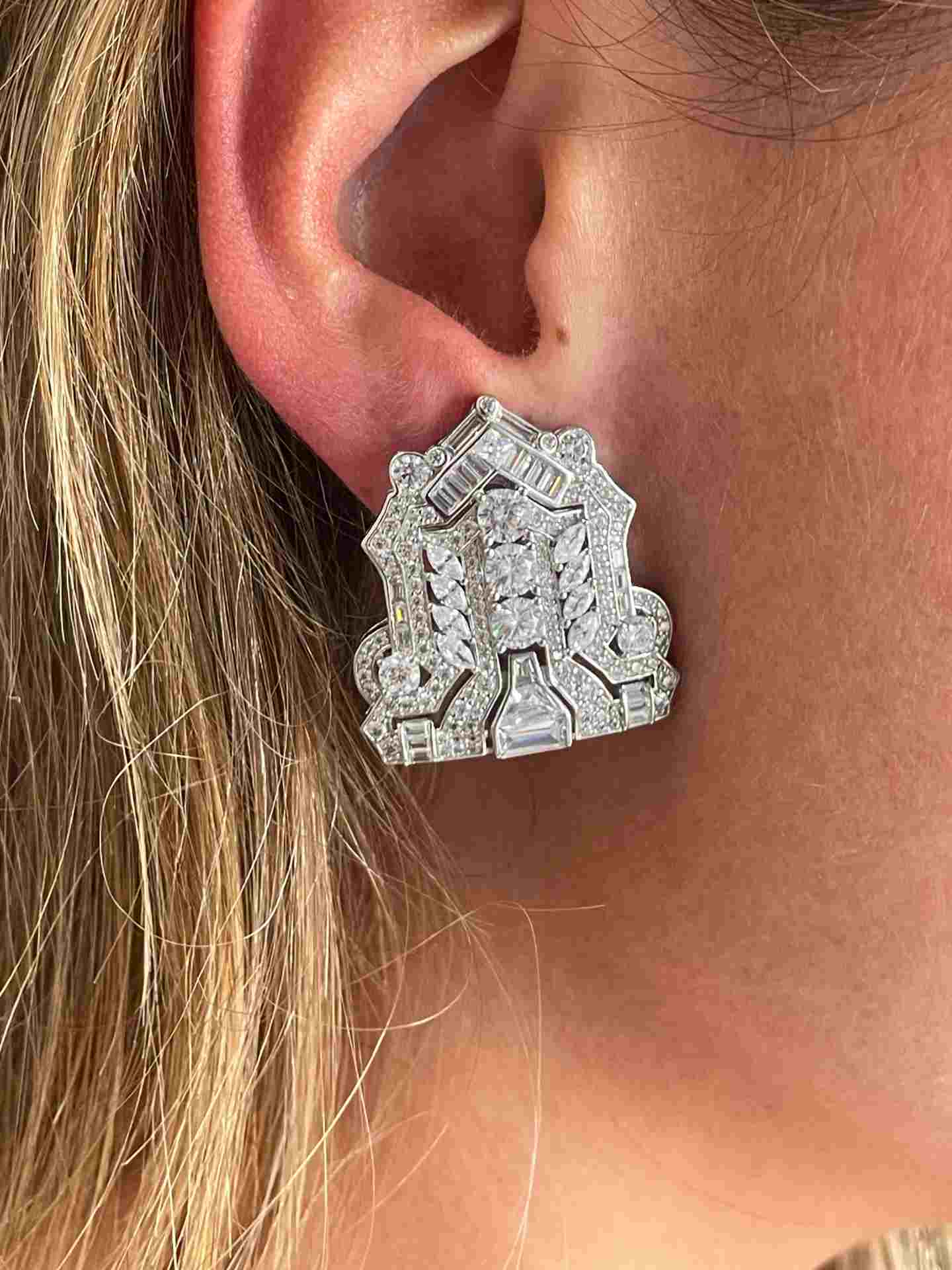 Broche TLIRIO en plata 925 con circonitas y desmontable en pendientes