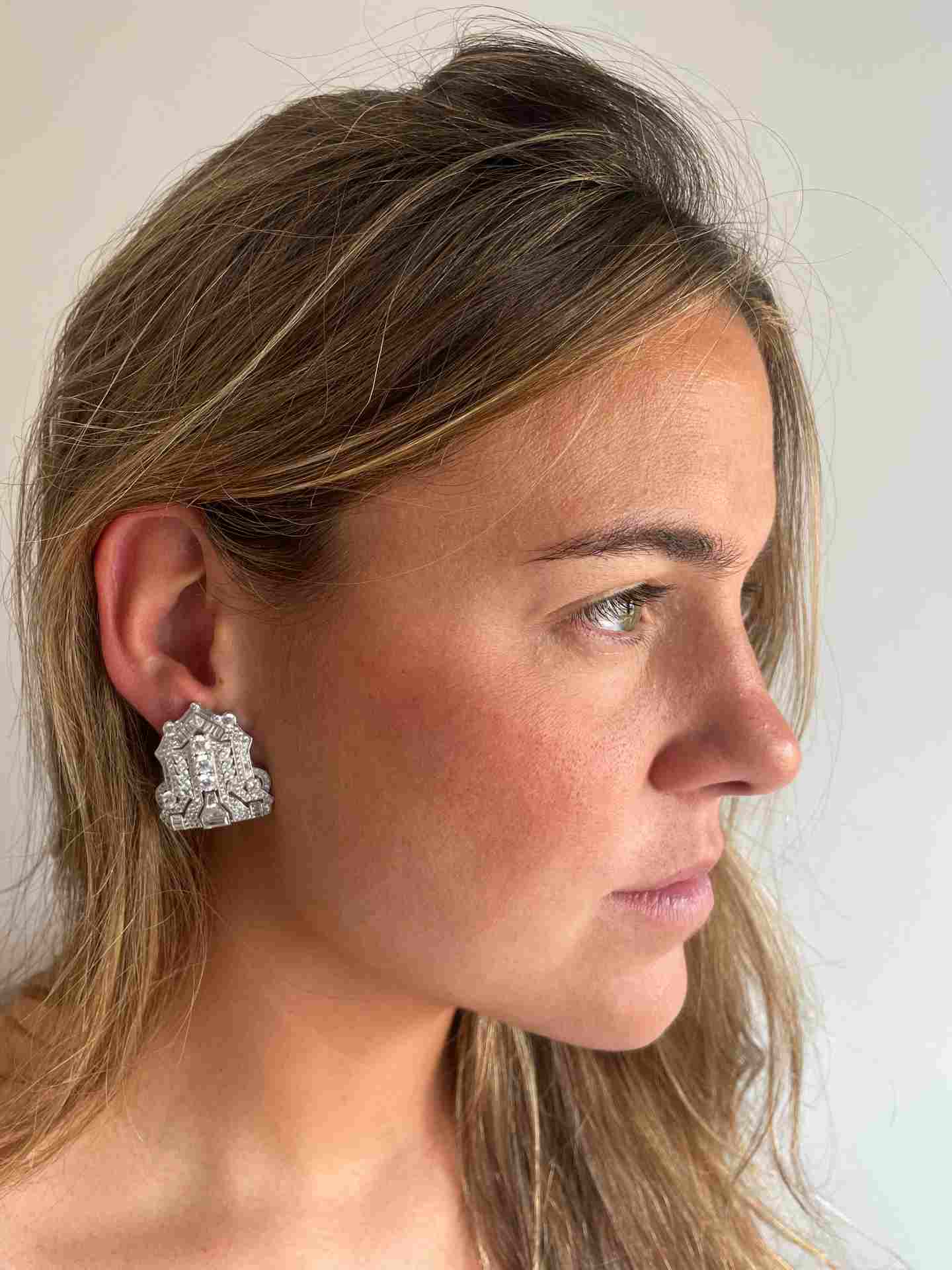 Broche TLIRIO en plata 925 con circonitas y desmontable en pendientes