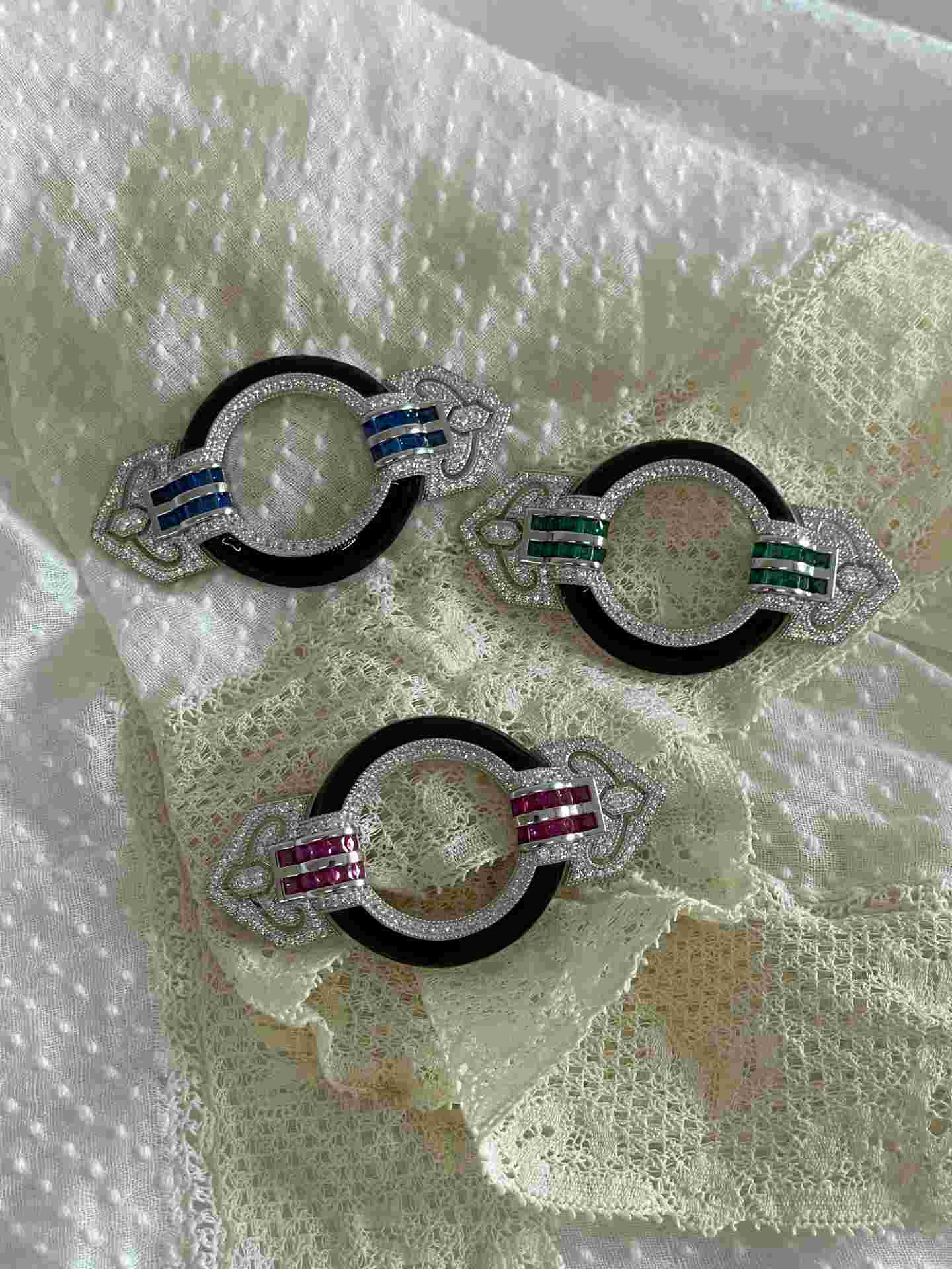 Broche MAPACHE plata de 925 ml con circonitas onix y piedras