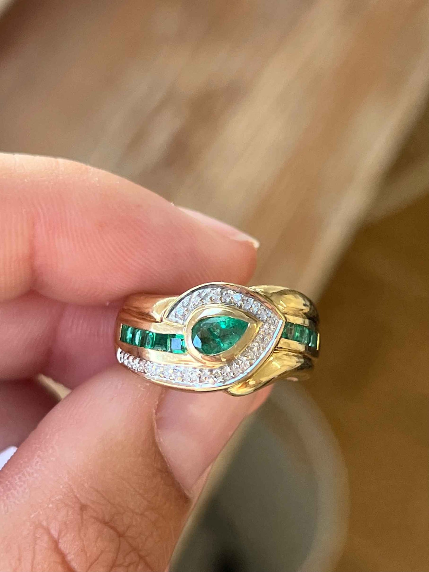 NAMIK anillo oro amarillo de 18 kts brillantes y esmeraldas