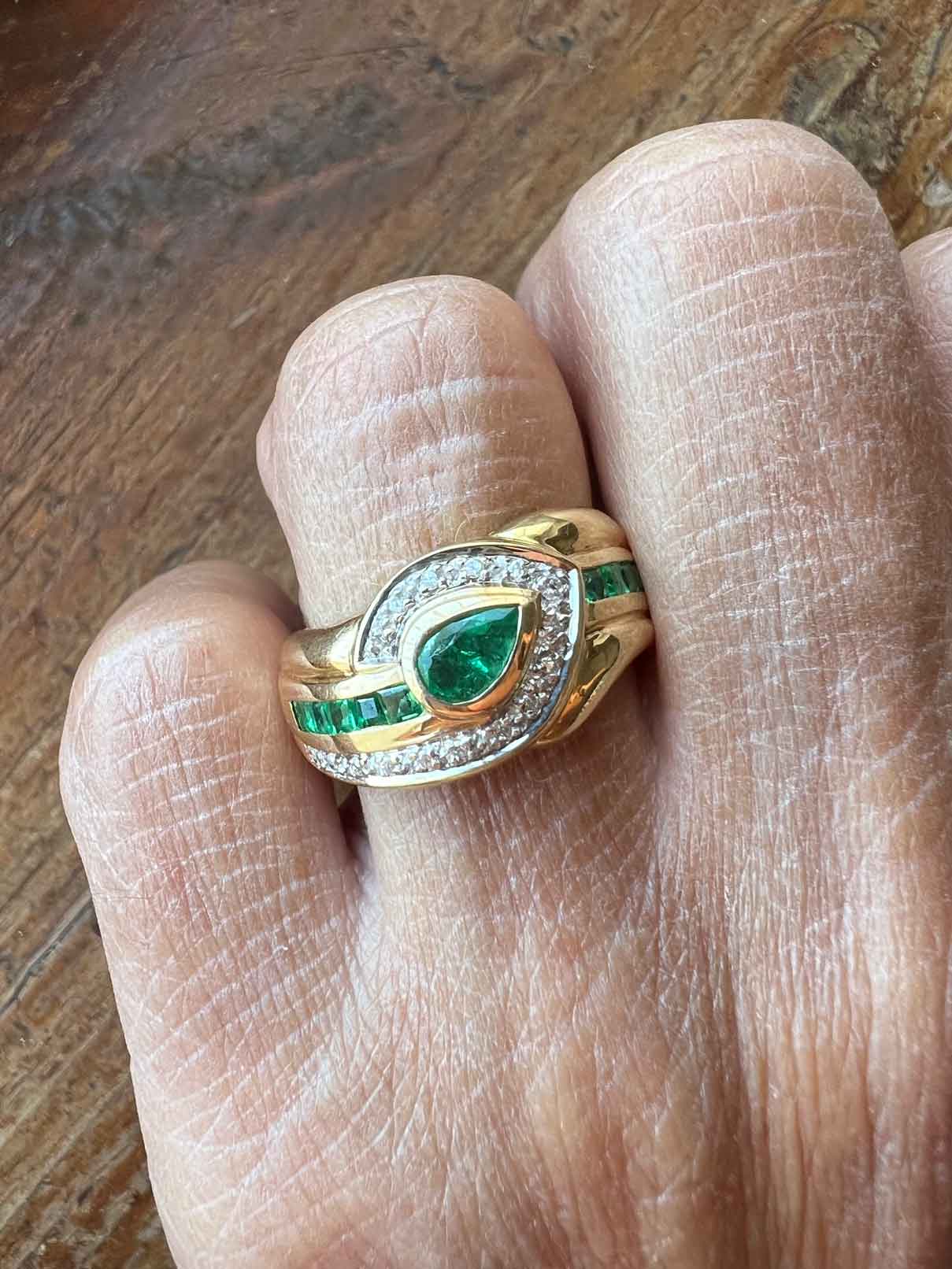 NAMIK anillo oro amarillo de 18 kts brillantes y esmeraldas