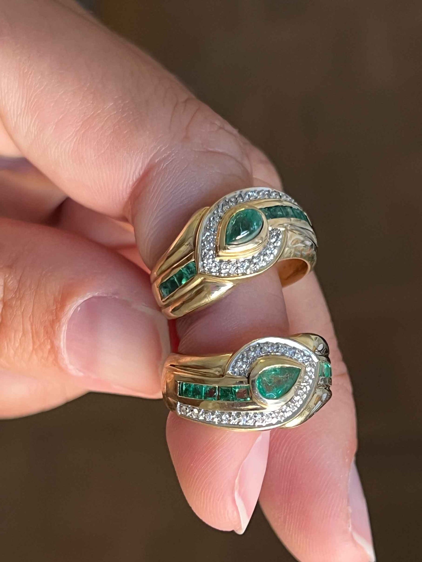 NAMIK anillo oro amarillo de 18 kts brillantes y esmeraldas