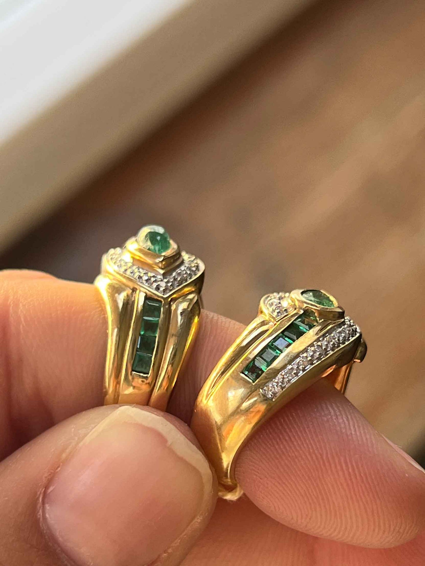 NAMIK anillo oro amarillo de 18 kts brillantes y esmeraldas