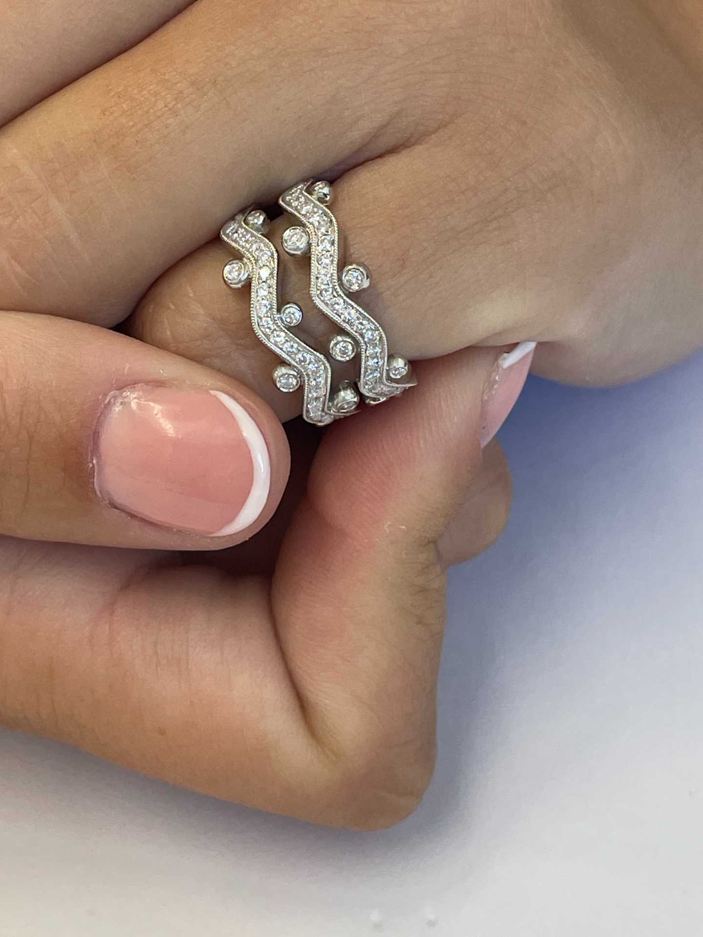 Anillo COLMENAR alianzas de brillantes oro blanco de 18 ktes