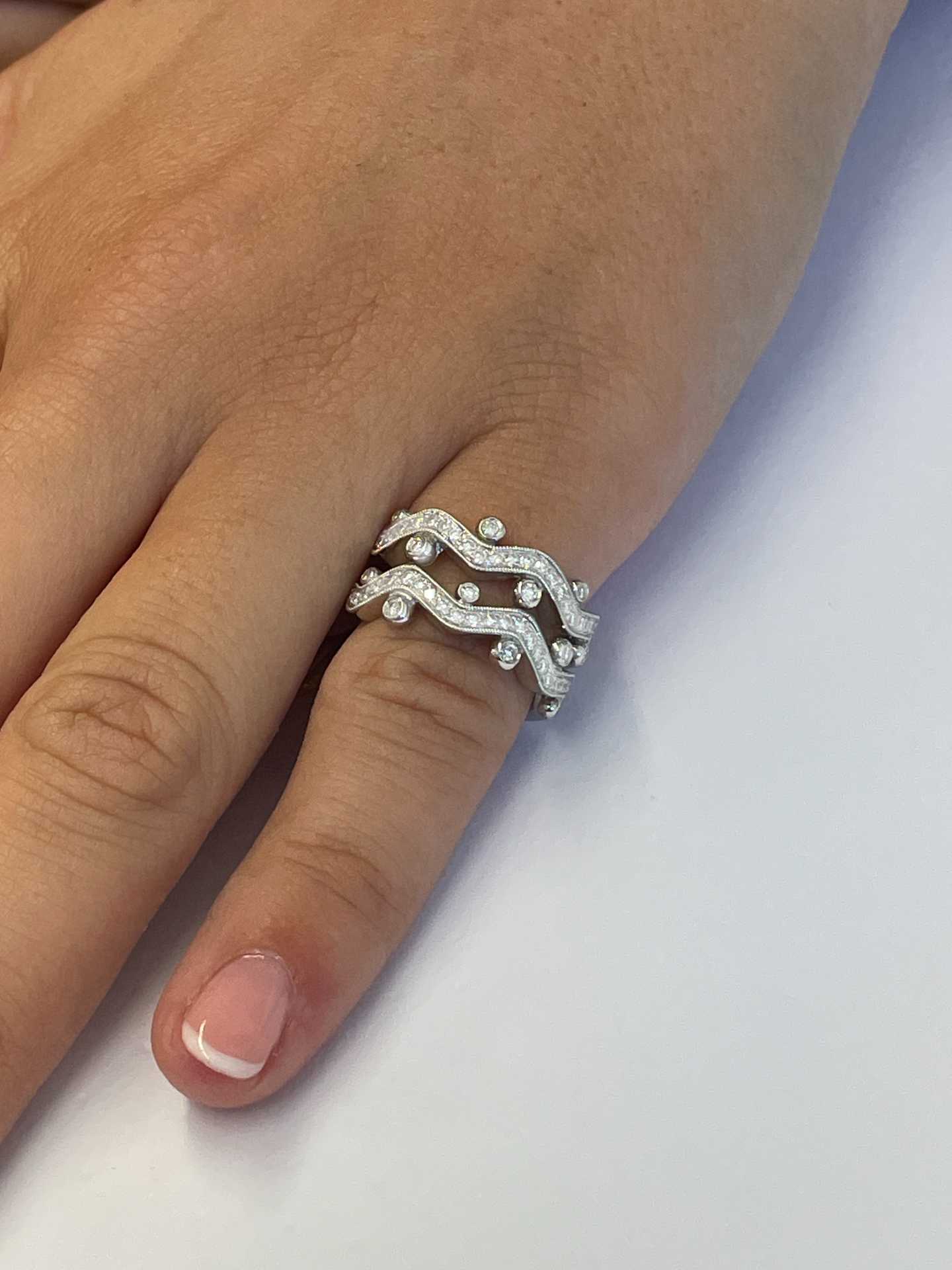 Anillo COLMENAR alianzas de brillantes oro blanco de 18 ktes