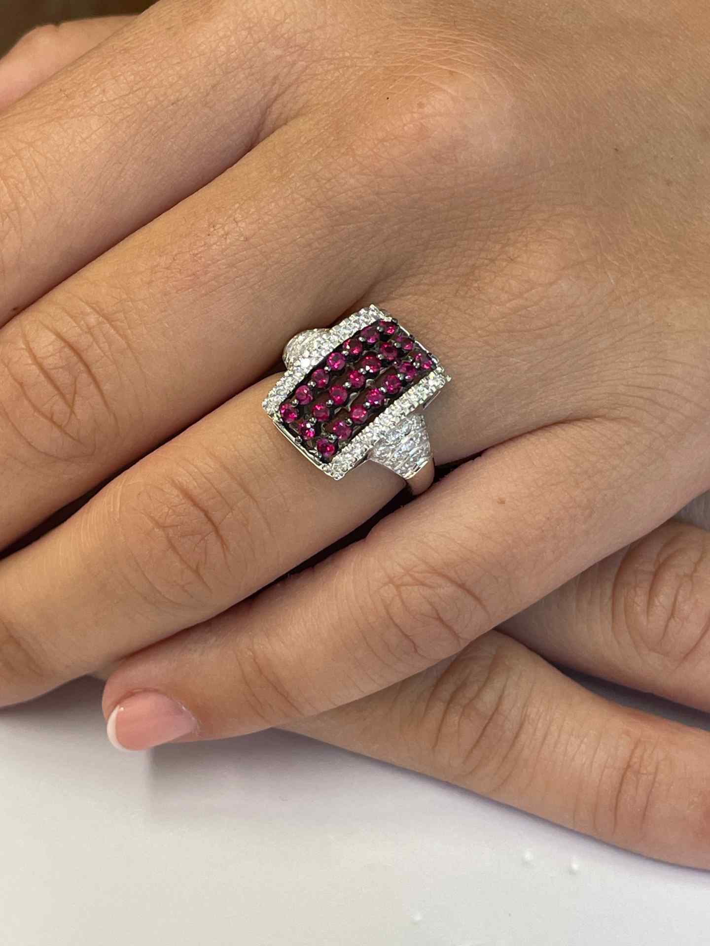 Anillo ALGETE en oro blanco 18 kilates con rubies y brillantes