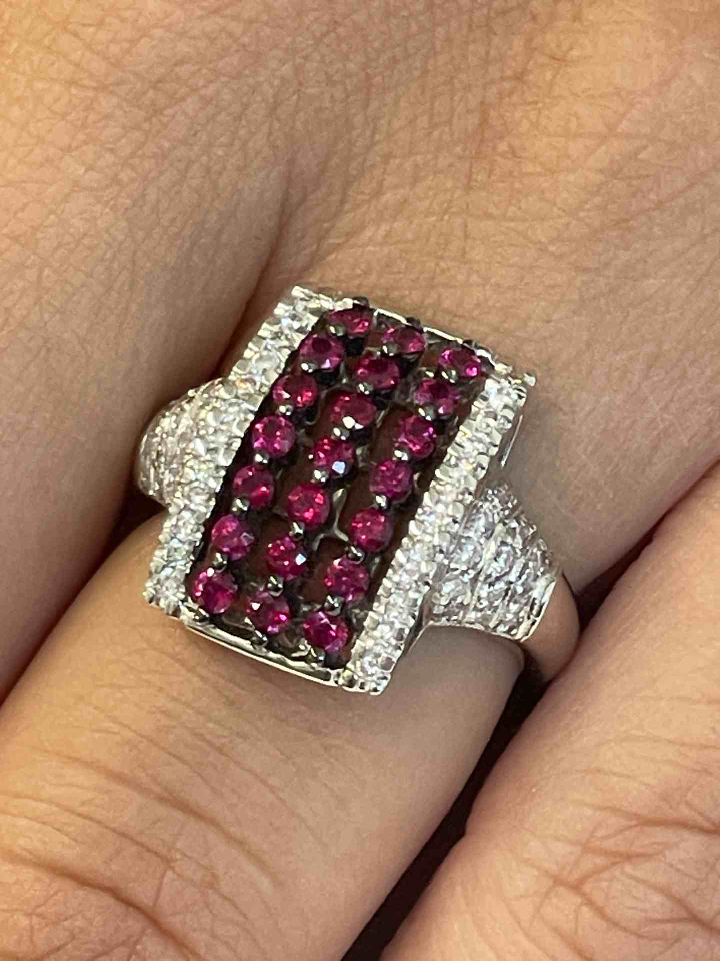Anillo ALGETE en oro blanco 18 kilates con rubies y brillantes
