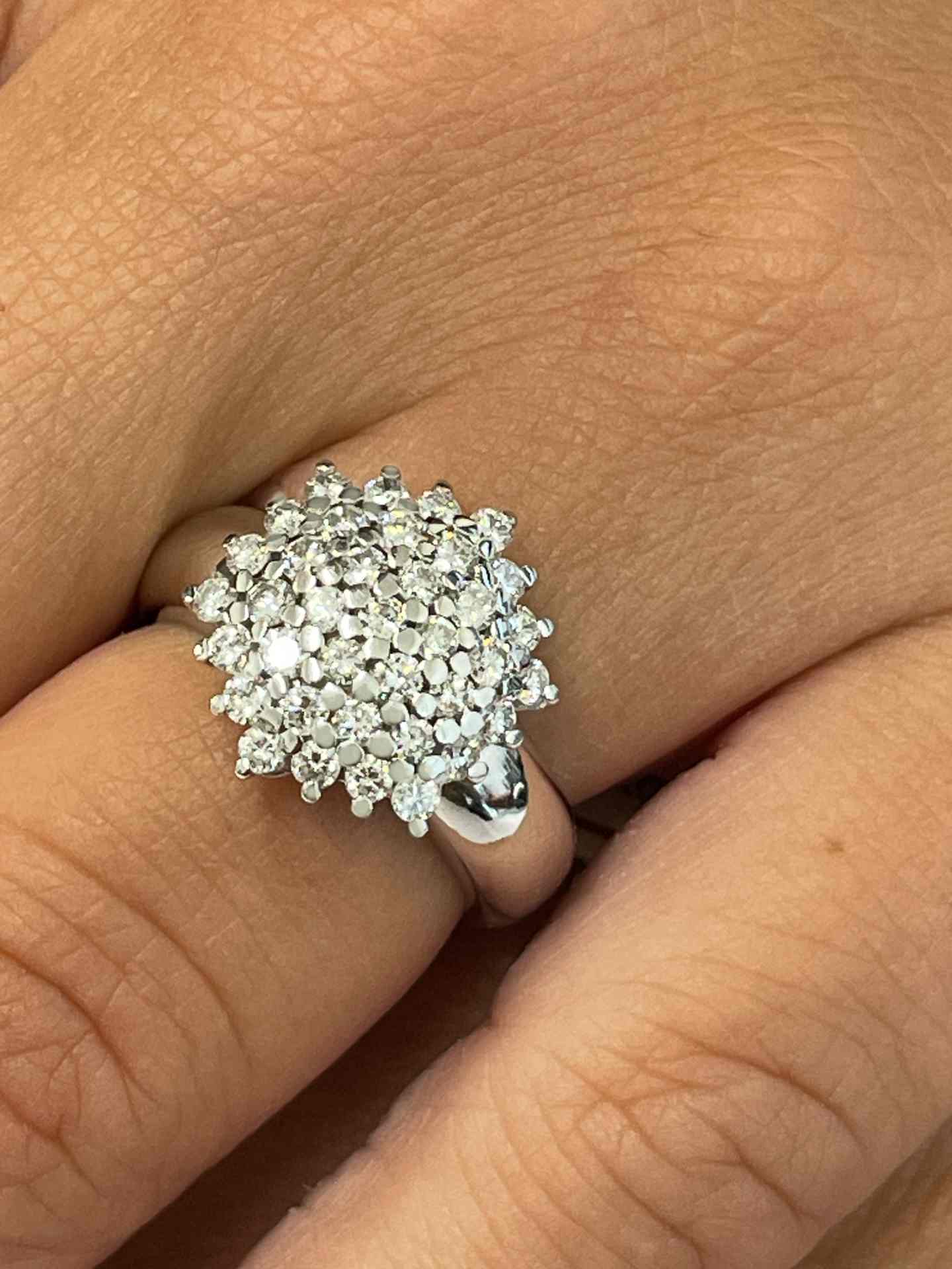 Anillo ROZAS de oro blanco de 18 ktes con centro de brillantes