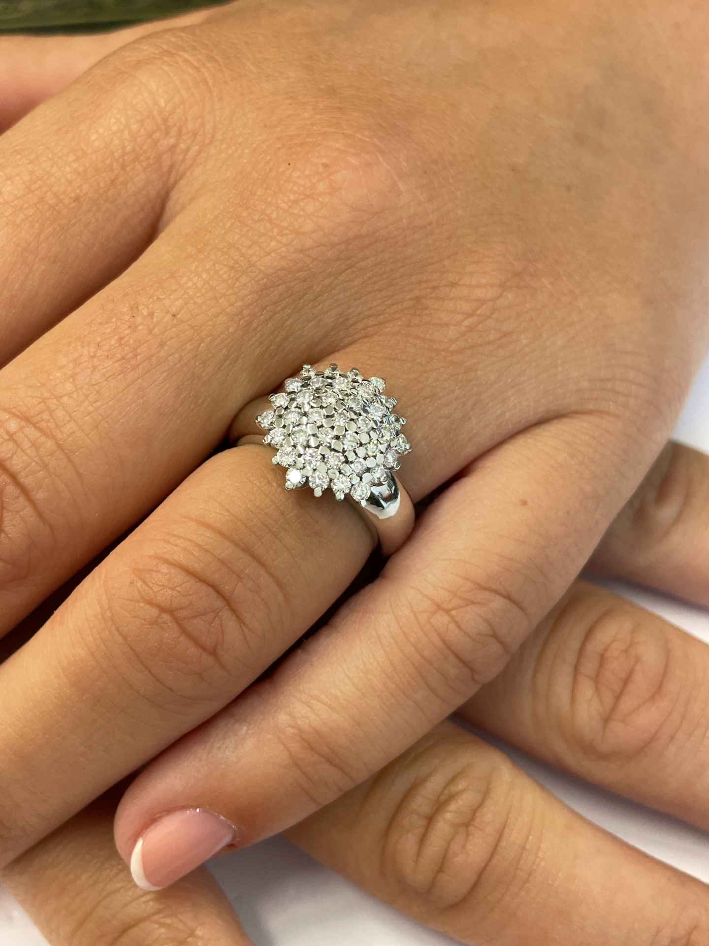 Anillo ROZAS de oro blanco de 18 ktes con centro de brillantes