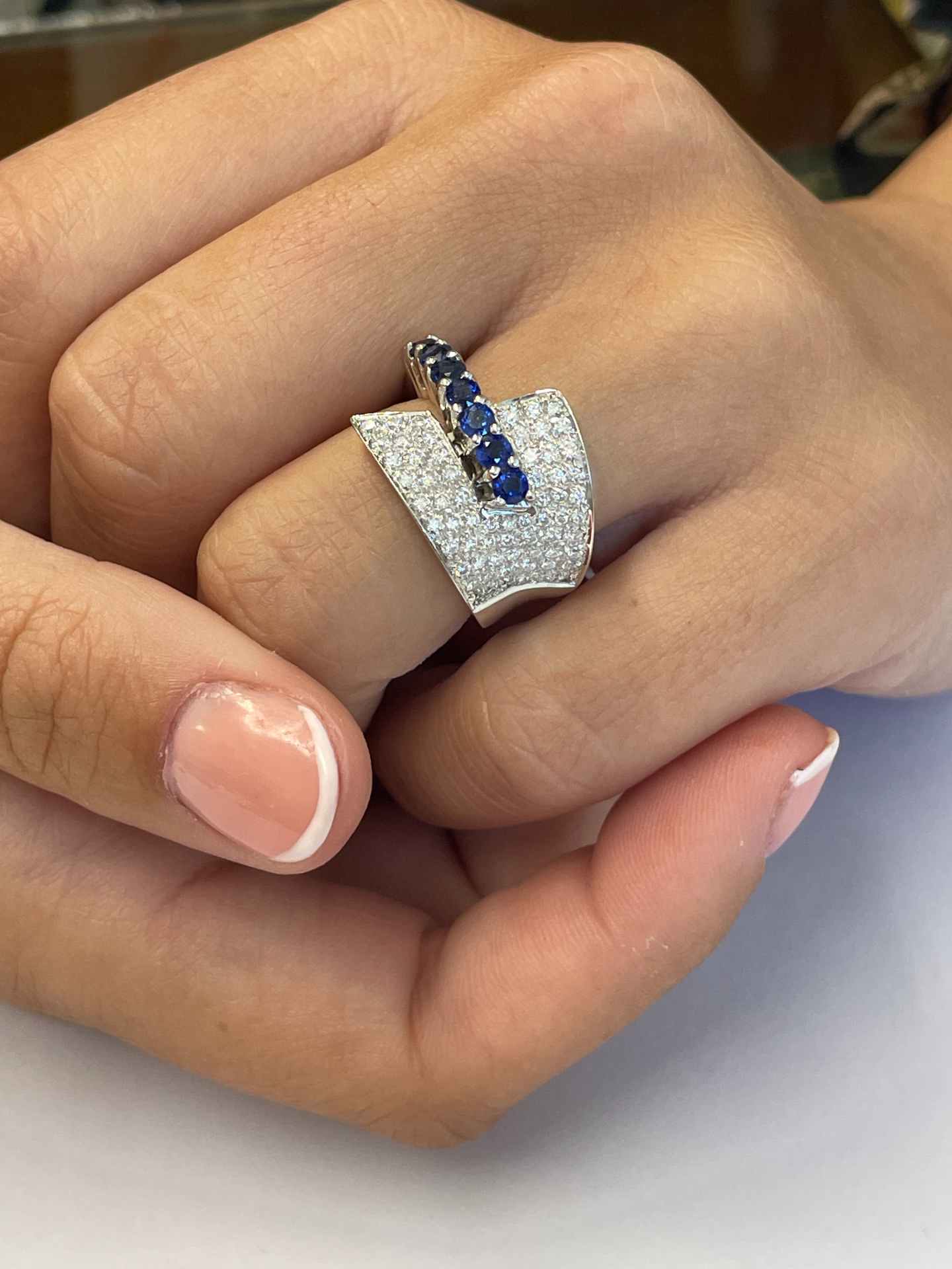 Anillo COSLADA en oro blanco 18 kilates con zafiros y brillantes.