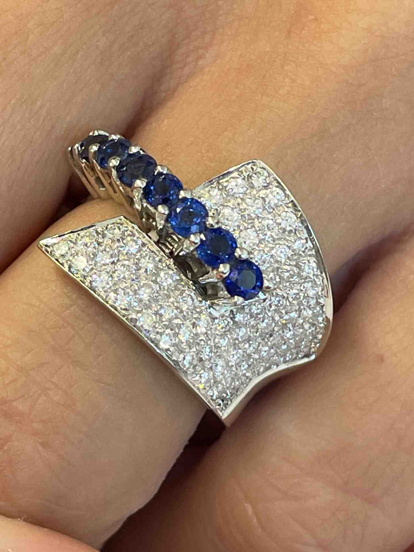 Anillo COSLADA en oro blanco 18 kilates con zafiros y brillantes.