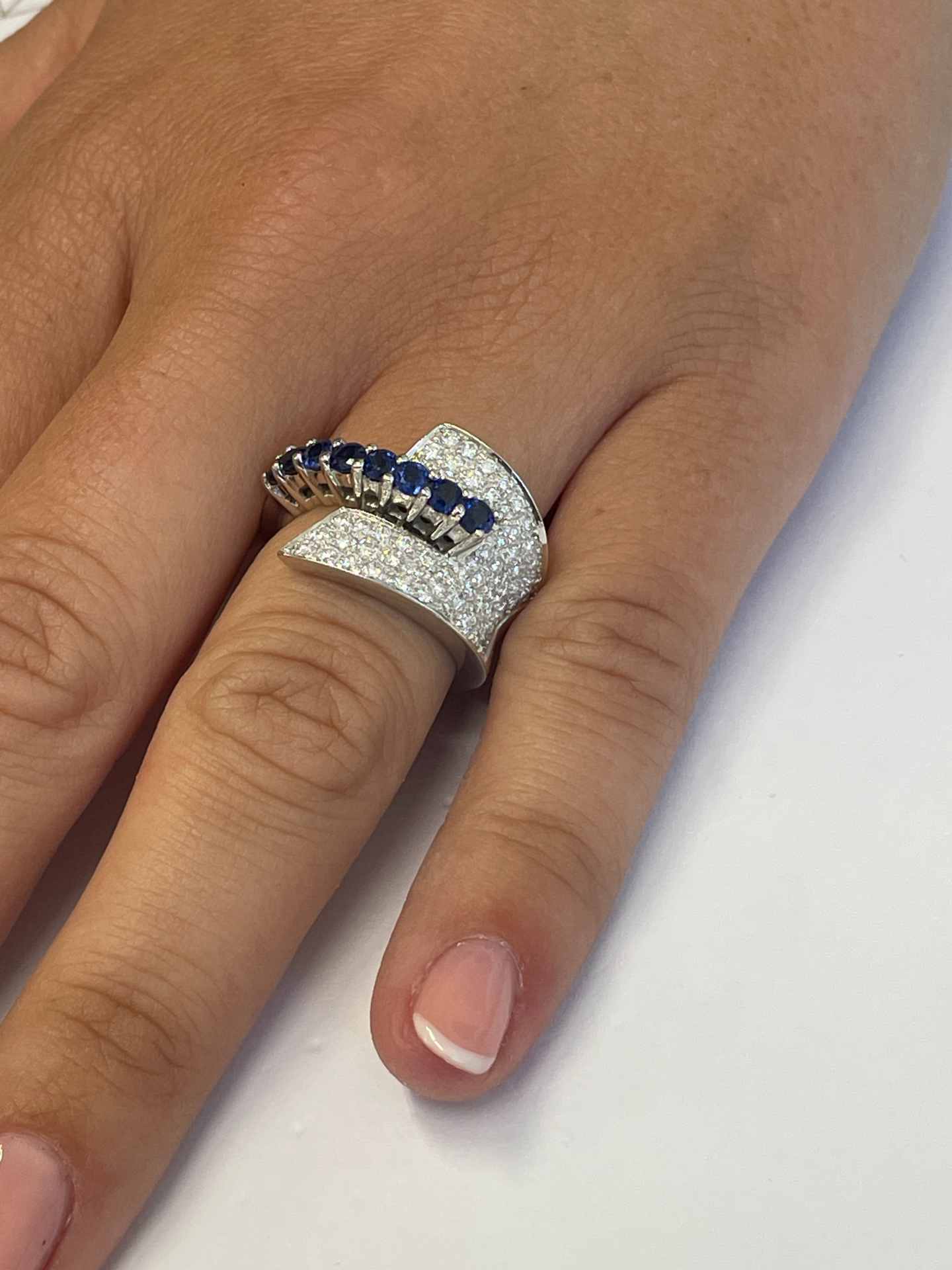 Anillo COSLADA en oro blanco 18 kilates con zafiros y brillantes.