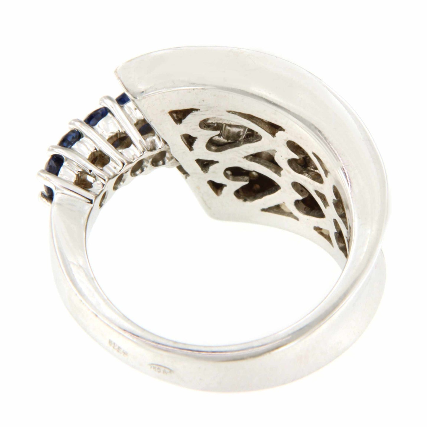 Anillo COSLADA en oro blanco 18 kilates con zafiros y brillantes.