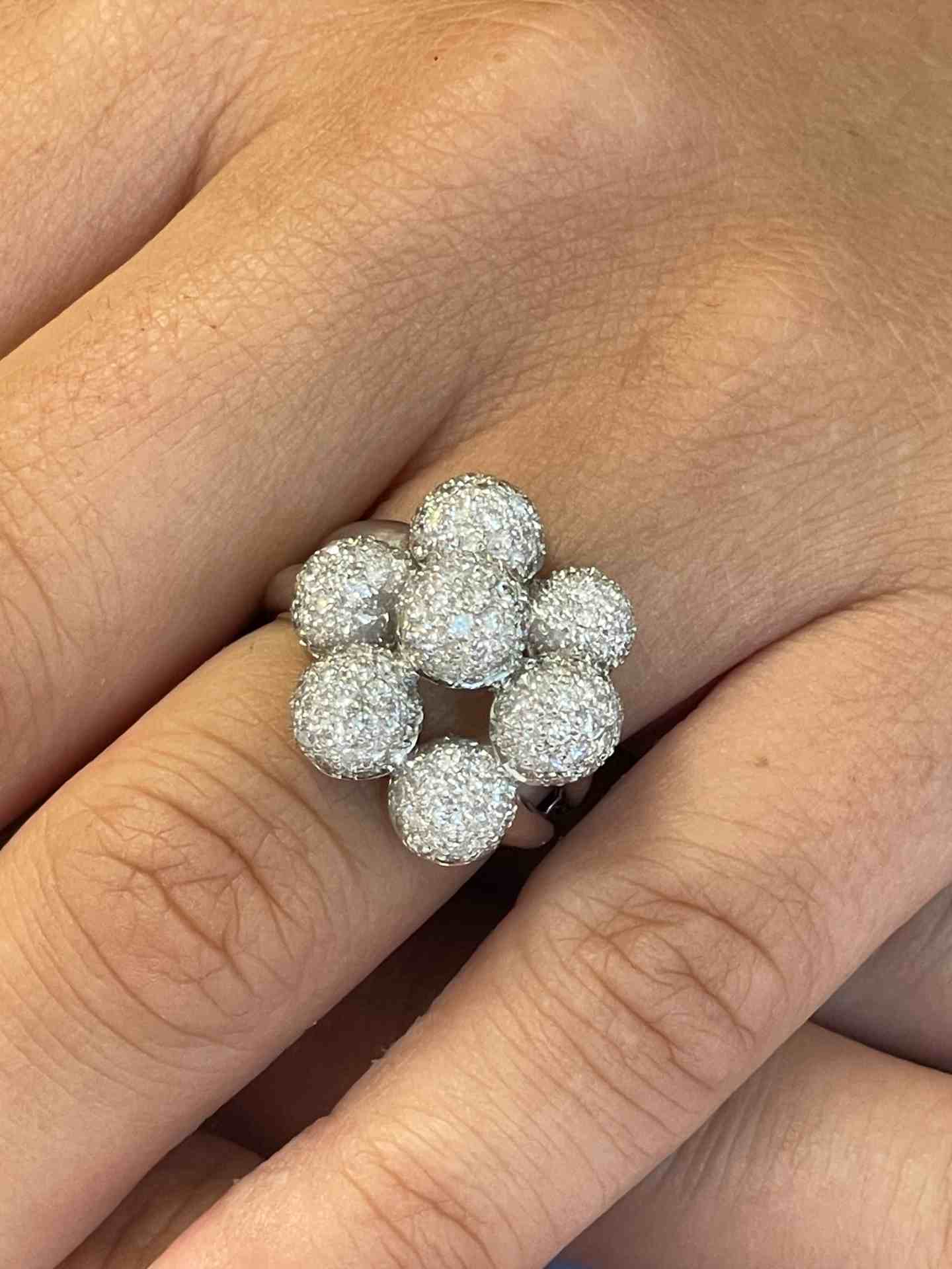 Anillo POZUELO de oro blanco de 18 ktes con brillantes.
