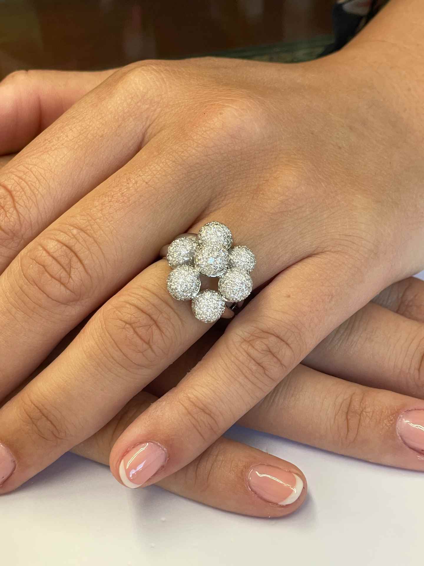Anillo POZUELO de oro blanco de 18 ktes con brillantes.