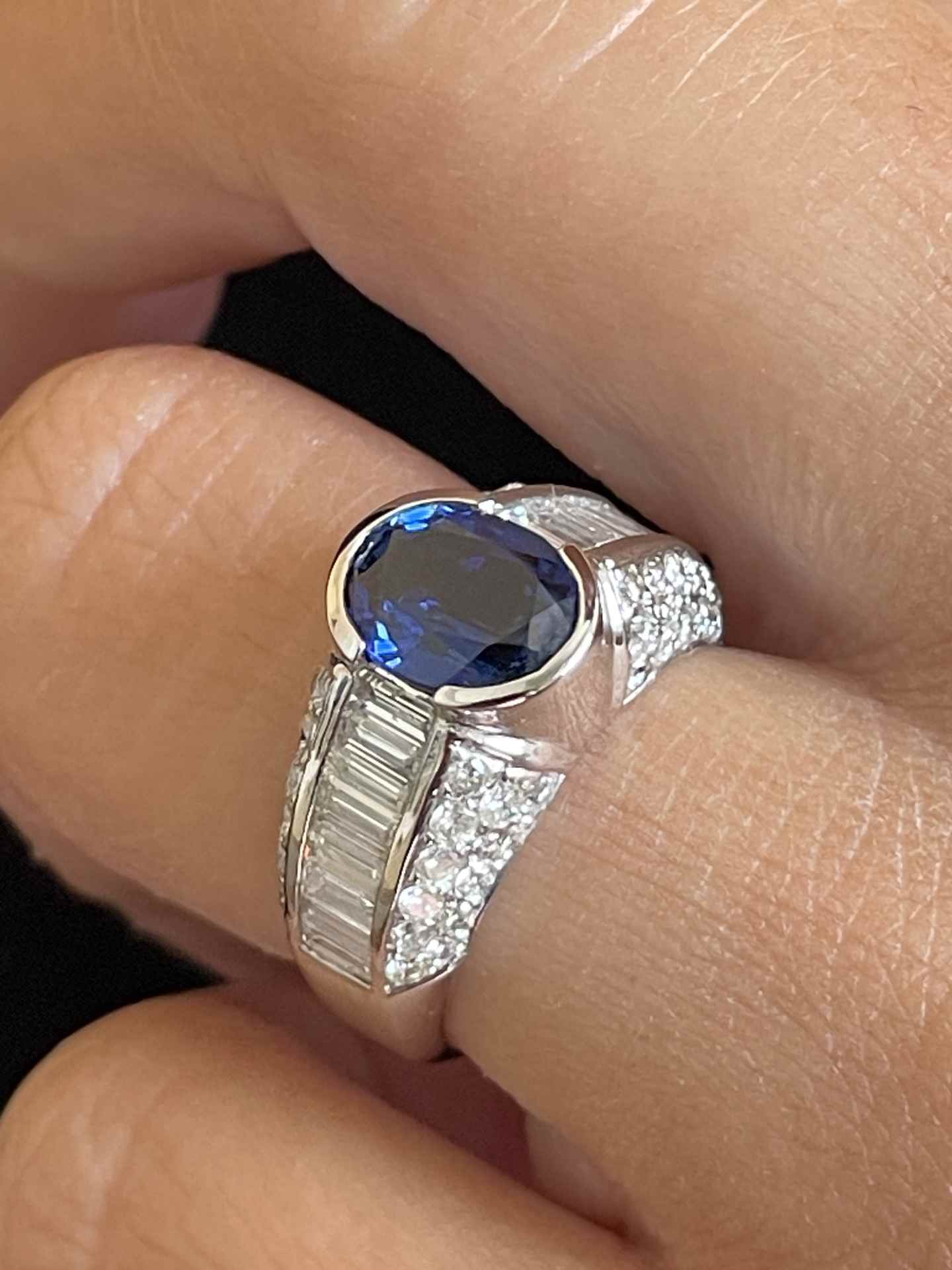 REIMS ring in 18k white gold with sapphire, diamonds and baguettes