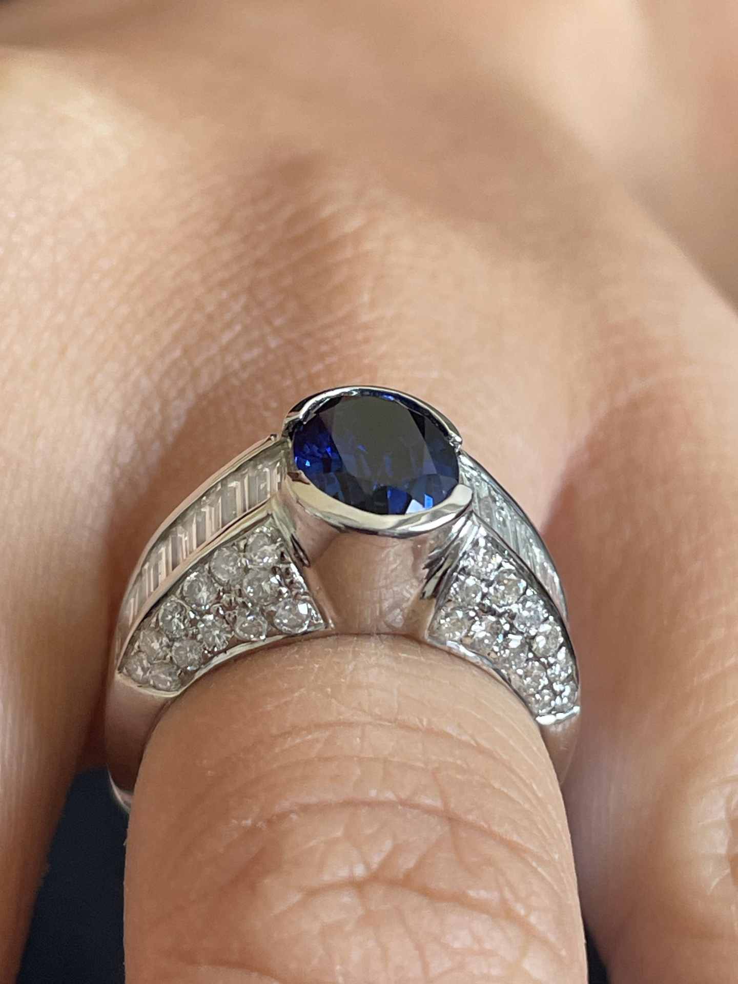REIMS ring in 18k white gold with sapphire, diamonds and baguettes