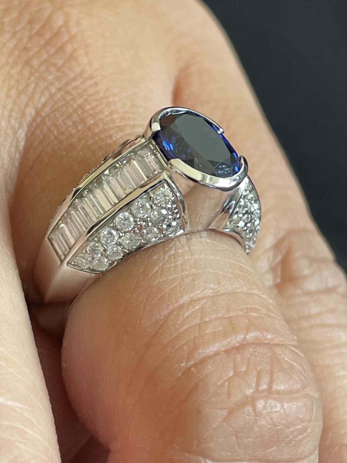 REIMS ring in 18k white gold with sapphire, diamonds and baguettes