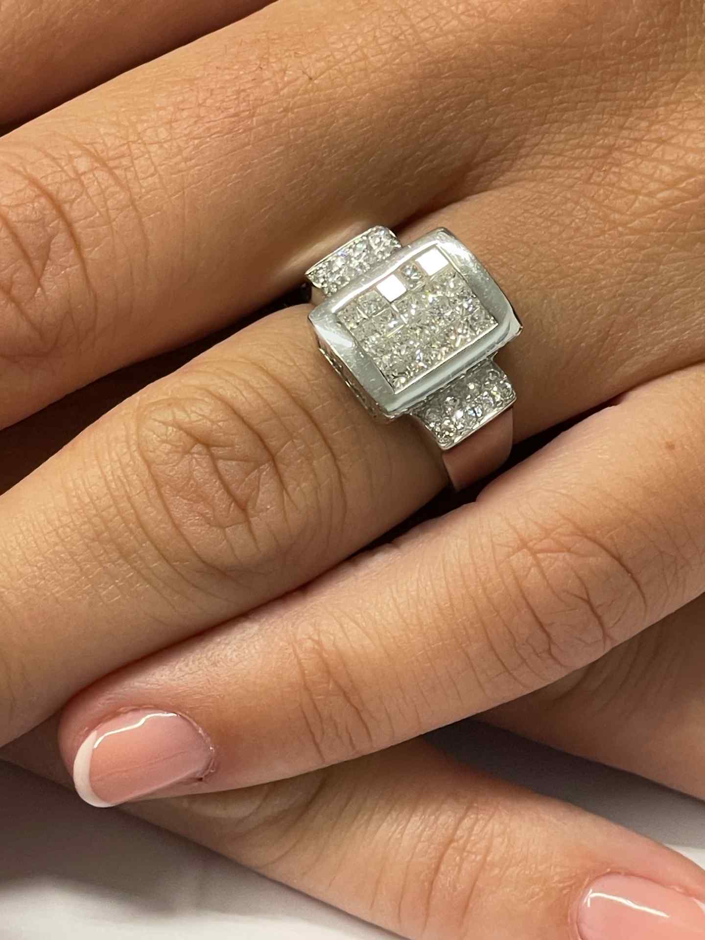 ARAHAL ring in 18k white gold with diamonds, baguettes and princesses.