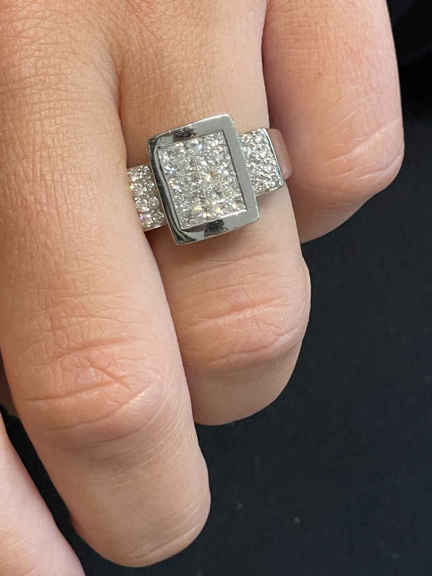 ARAHAL ring in 18k white gold with diamonds, baguettes and princesses.