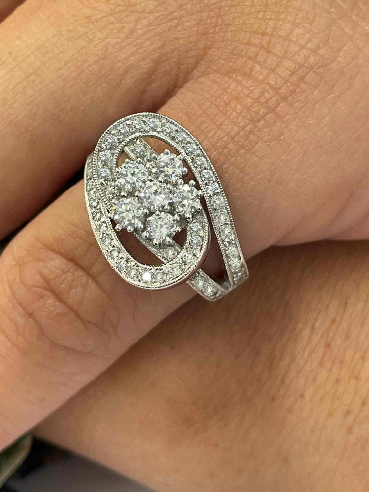 Anillo MOSTOLES de oro blanco de 18 ktes con roseta de brillantes