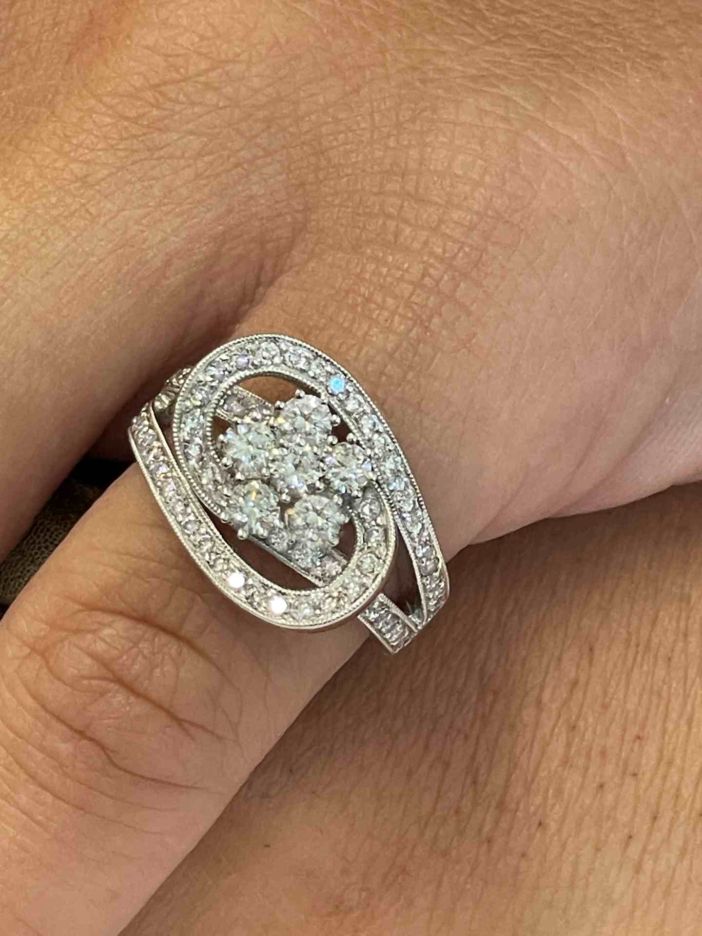 Anillo MOSTOLES de oro blanco de 18 ktes con roseta de brillantes