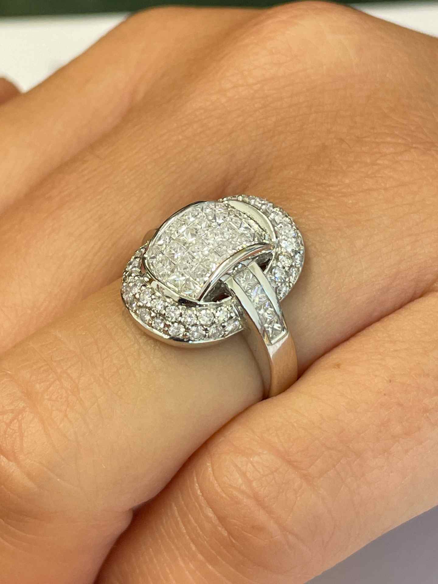 OLIVARES ring in 18k white gold with diamonds and princesses.